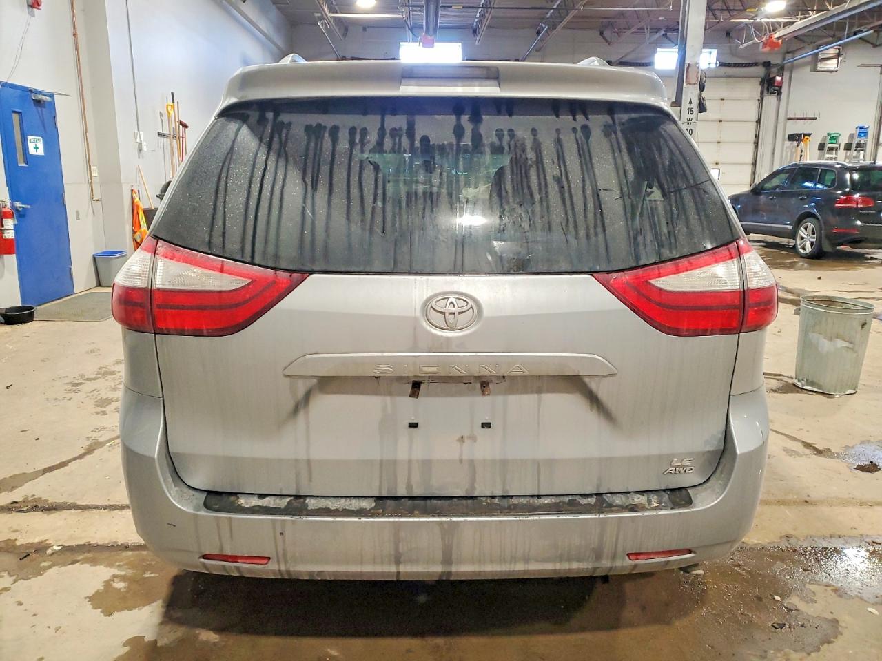 2015 TOYOTA SIENNA LE photo 6