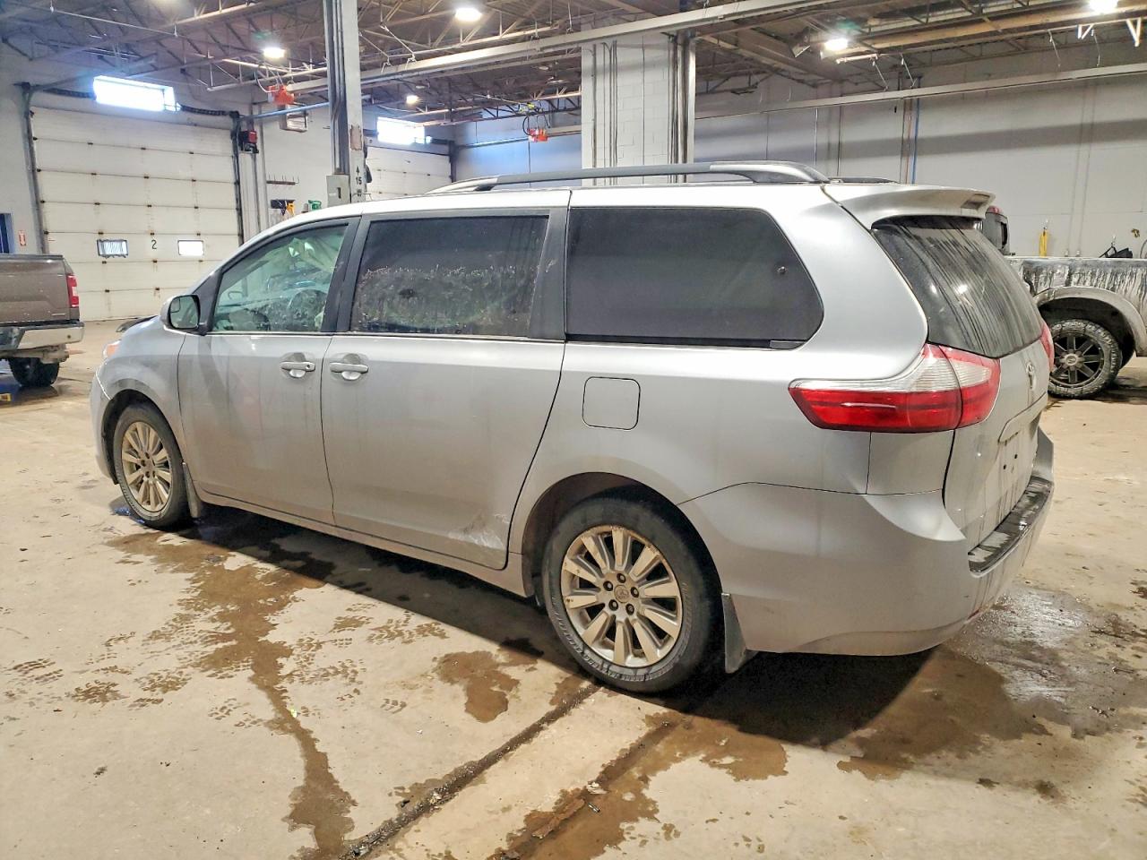 2015 TOYOTA SIENNA LE photo 2