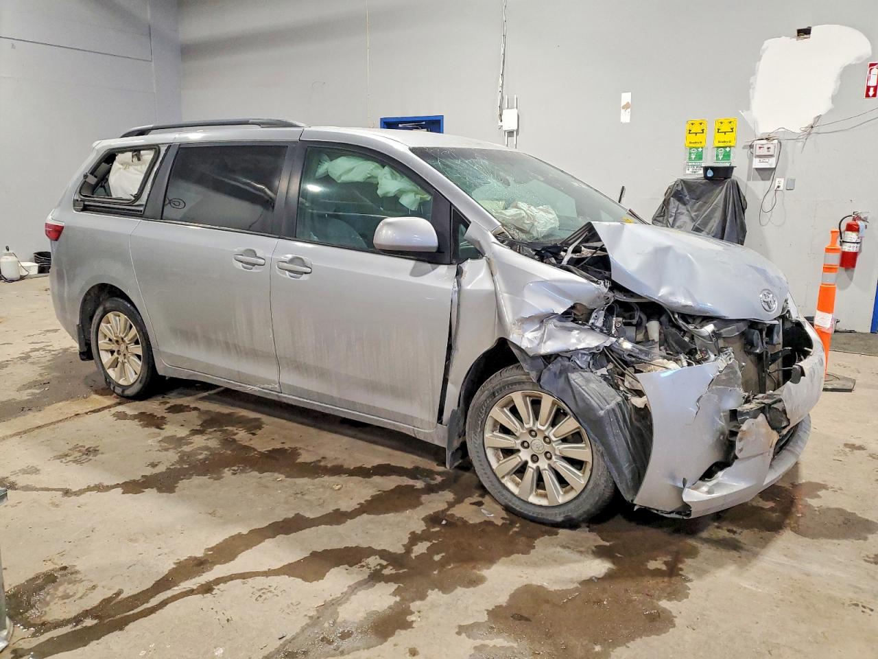 2015 TOYOTA SIENNA LE photo 4