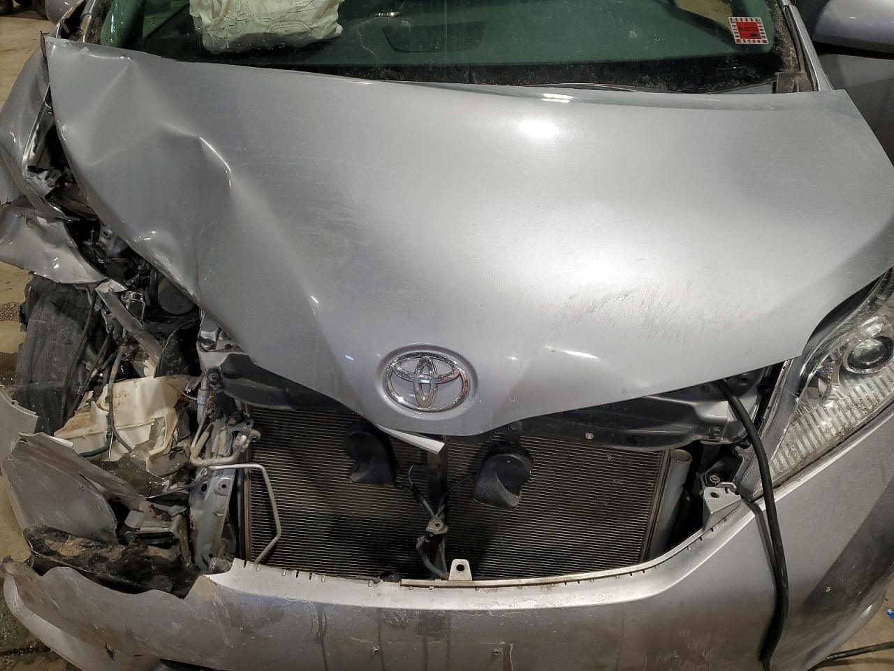 2015 TOYOTA SIENNA LE photo 12