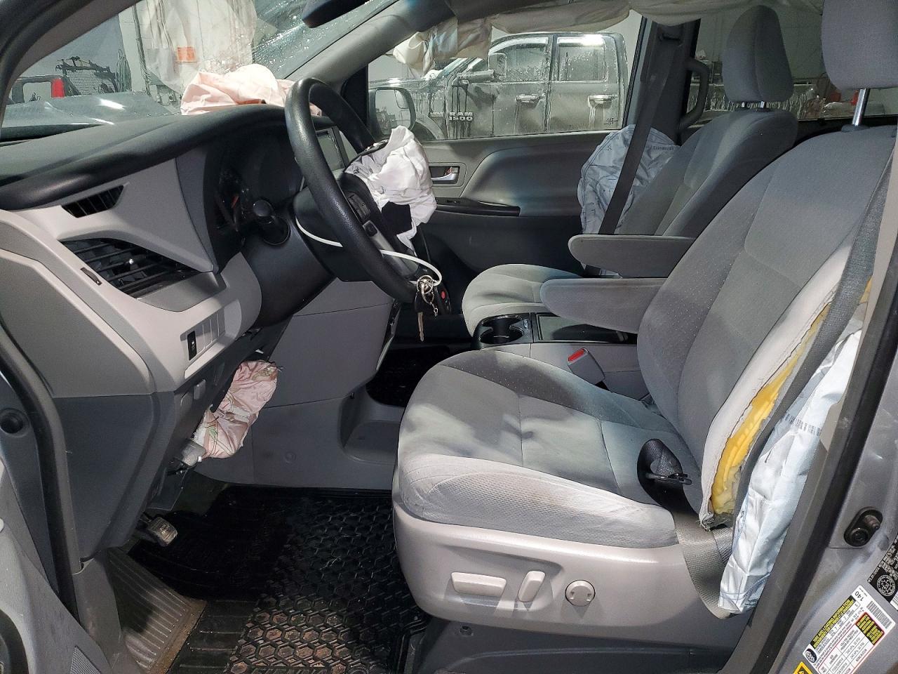 2015 TOYOTA SIENNA LE photo 7