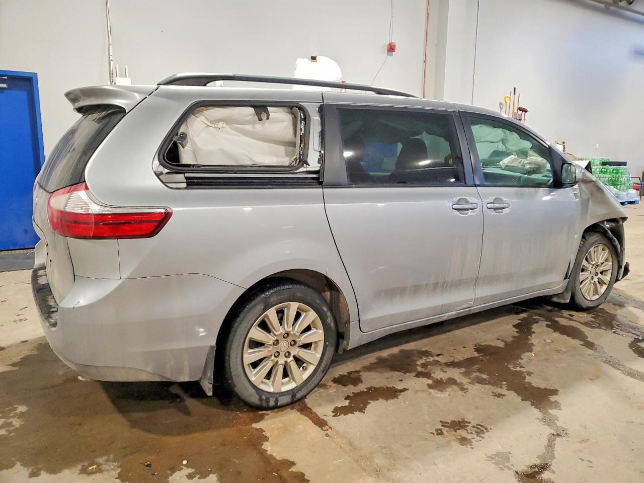 2015 TOYOTA SIENNA LE photo 3