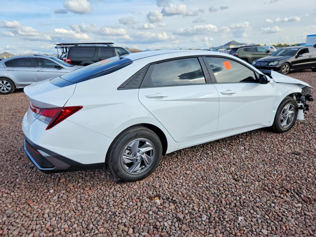 2025 HYUNDAI ELANTRA SE photo 3