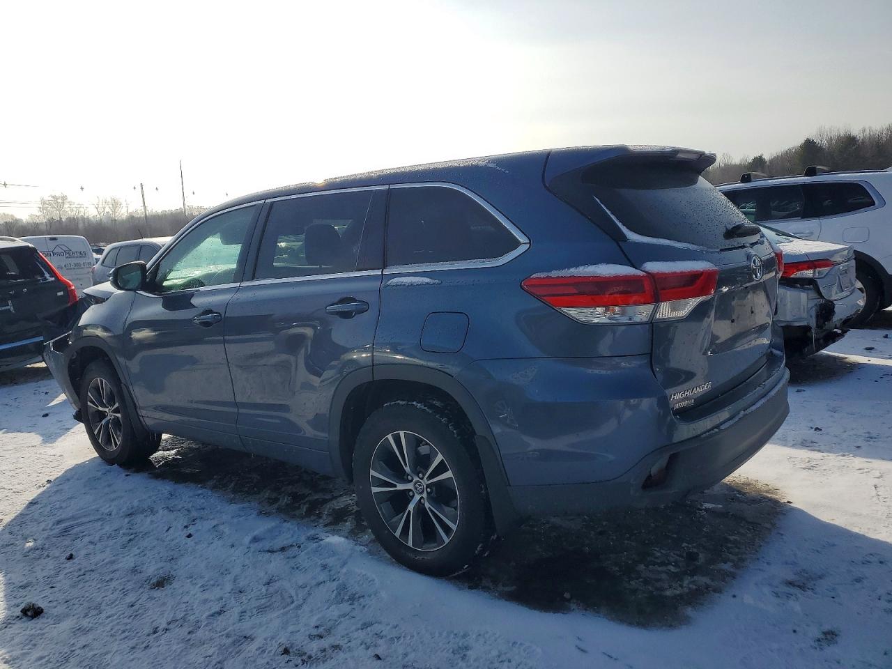 2018 TOYOTA HIGHLANDER LE photo 2