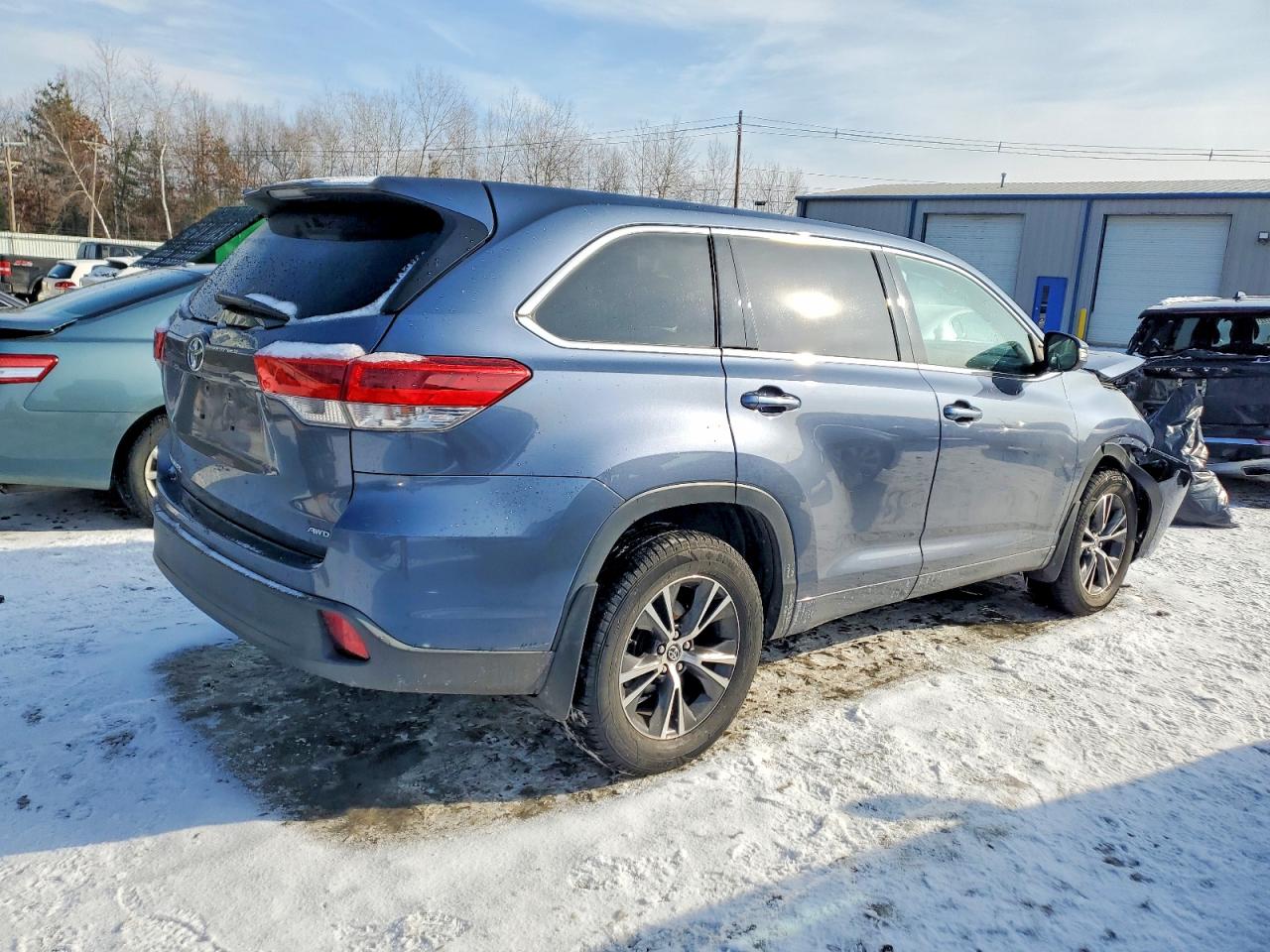 2018 TOYOTA HIGHLANDER LE photo 3