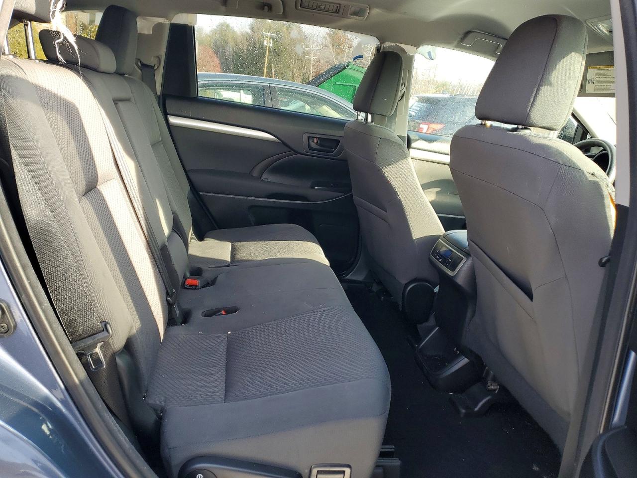 2018 TOYOTA HIGHLANDER LE photo 11