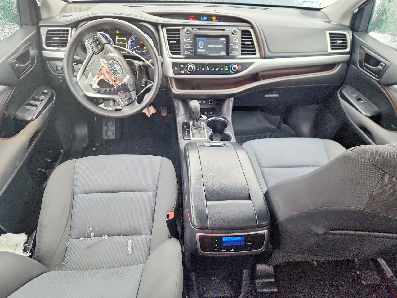 2018 TOYOTA HIGHLANDER LE photo 8