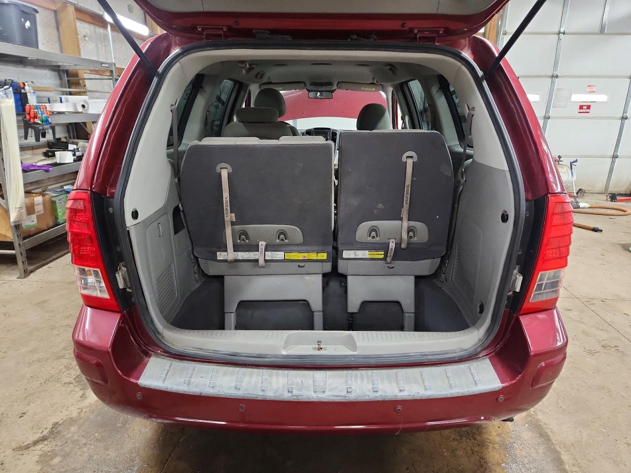 2008 HYUNDAI ENTOURAGE GLS photo 6