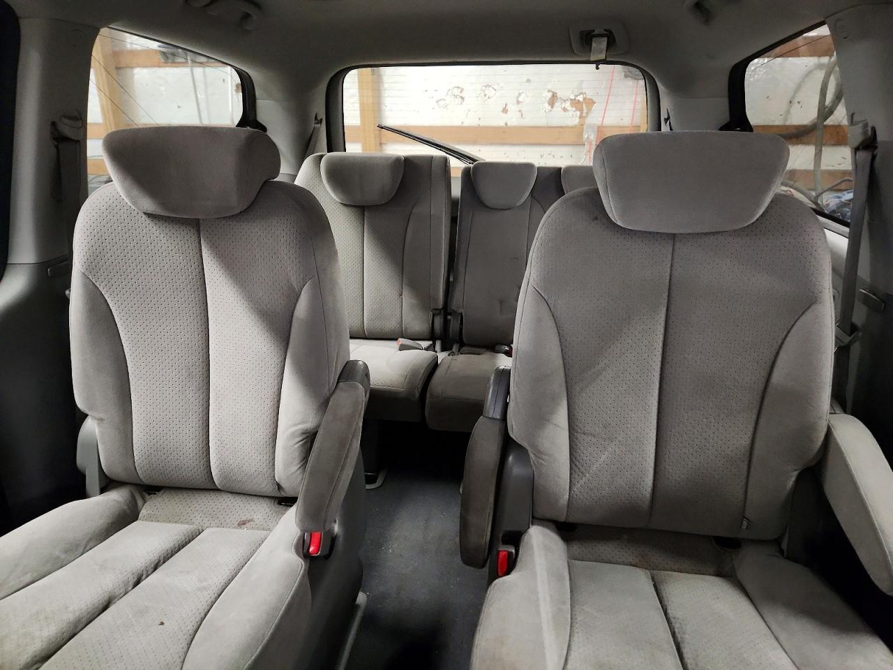 2008 HYUNDAI ENTOURAGE GLS photo 10