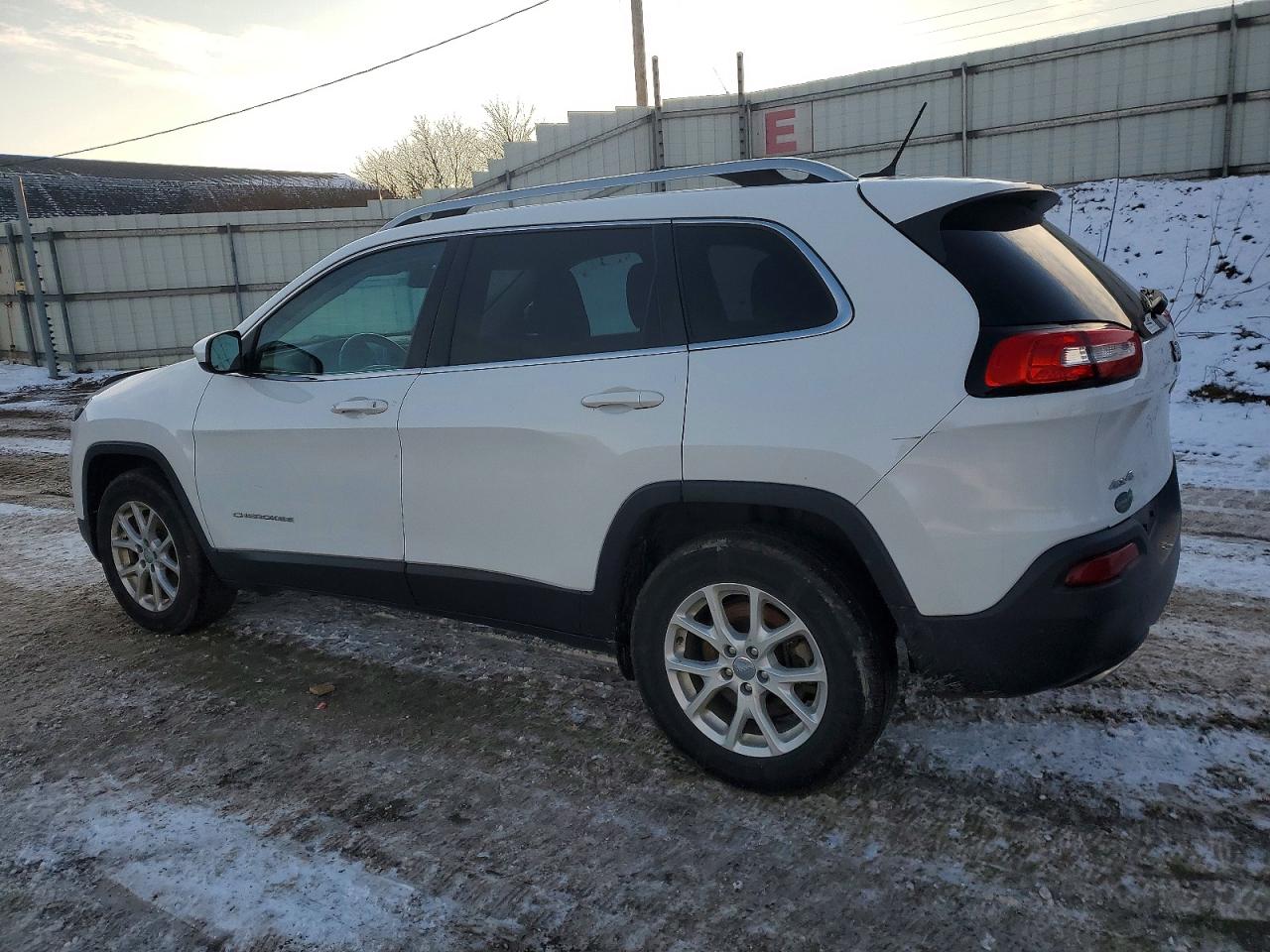 2015 JEEP CHEROKEE LATITUDE photo 2