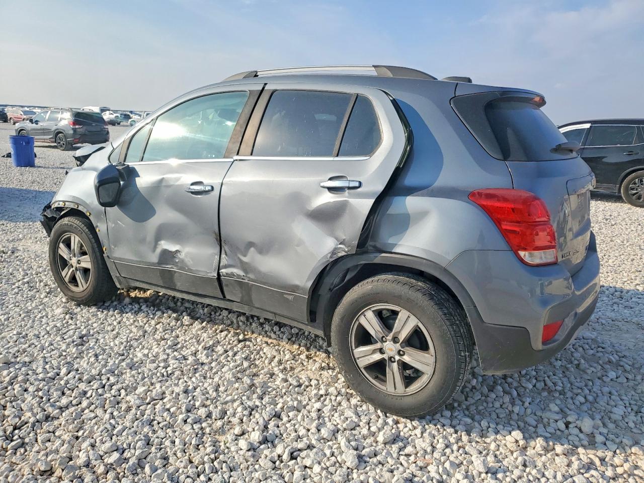 2019 CHEVROLET TRAX 1LT photo 2