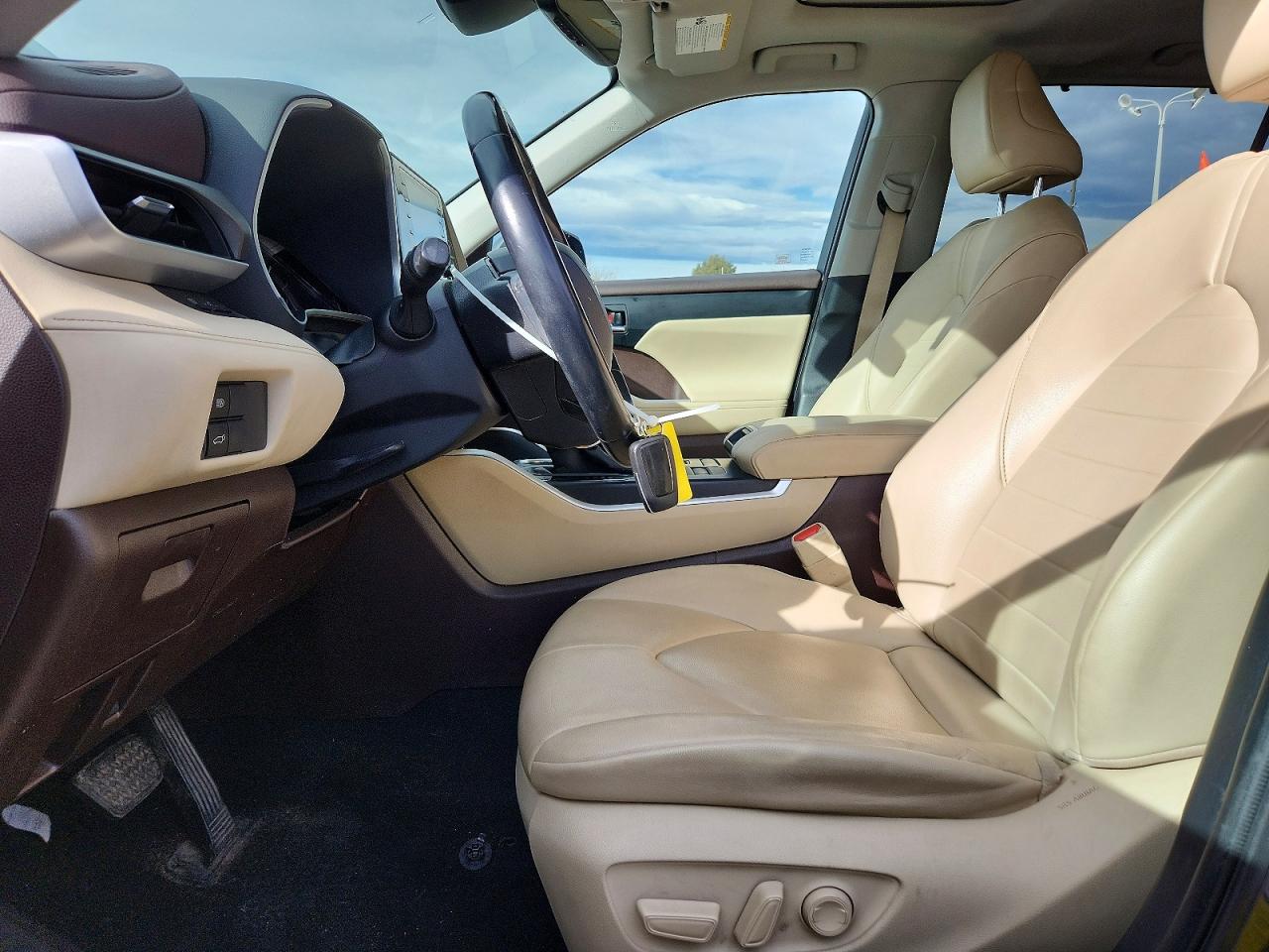 2020 TOYOTA HIGHLANDER XLE photo 7