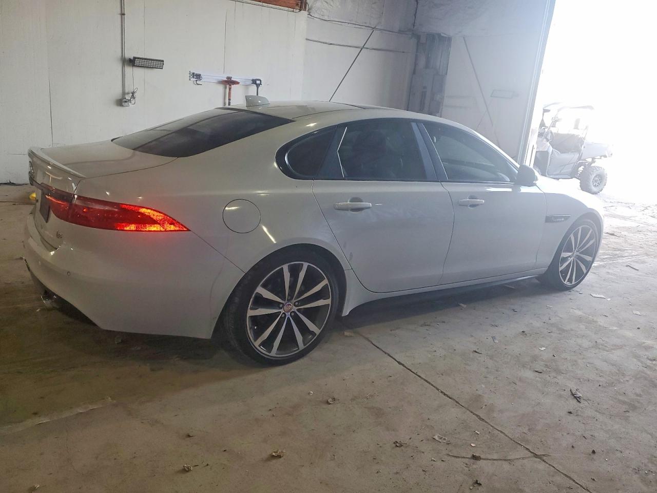 2016 JAGUAR XF S photo 3