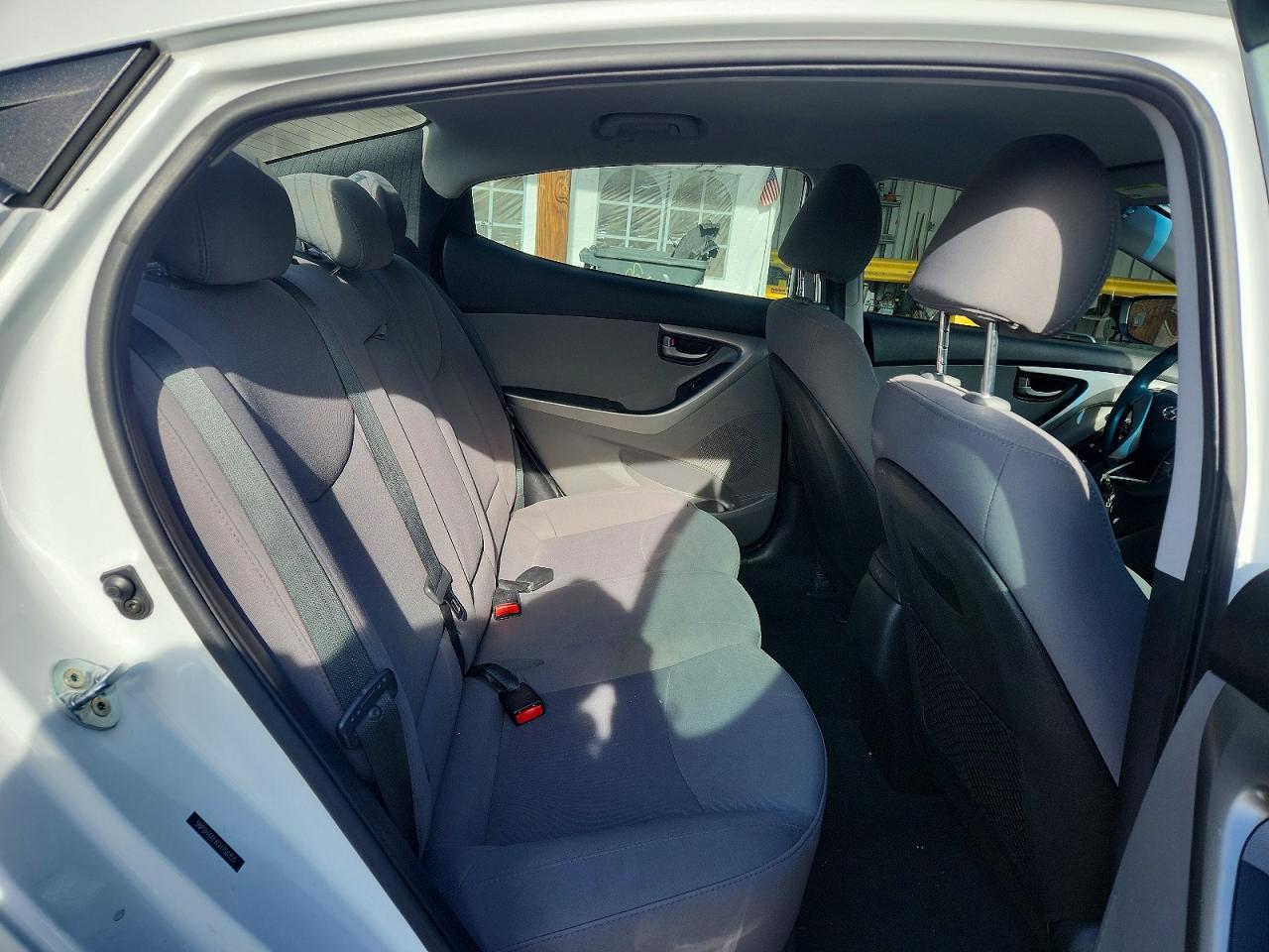 2016 HYUNDAI ELANTRA SE photo 10