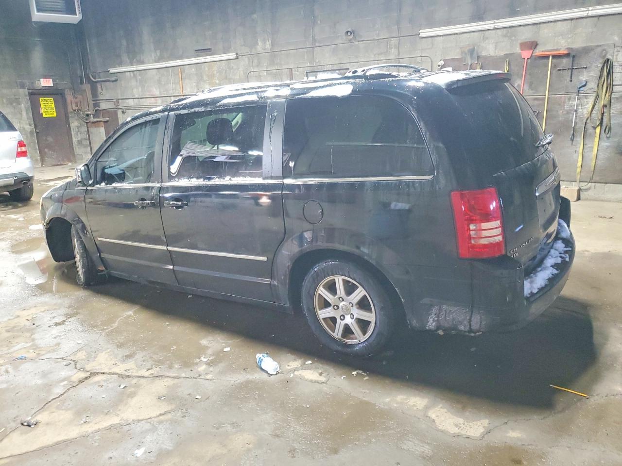 2010 CHRYSLER TOWN & COUNTRY TOURING PLUS photo 3