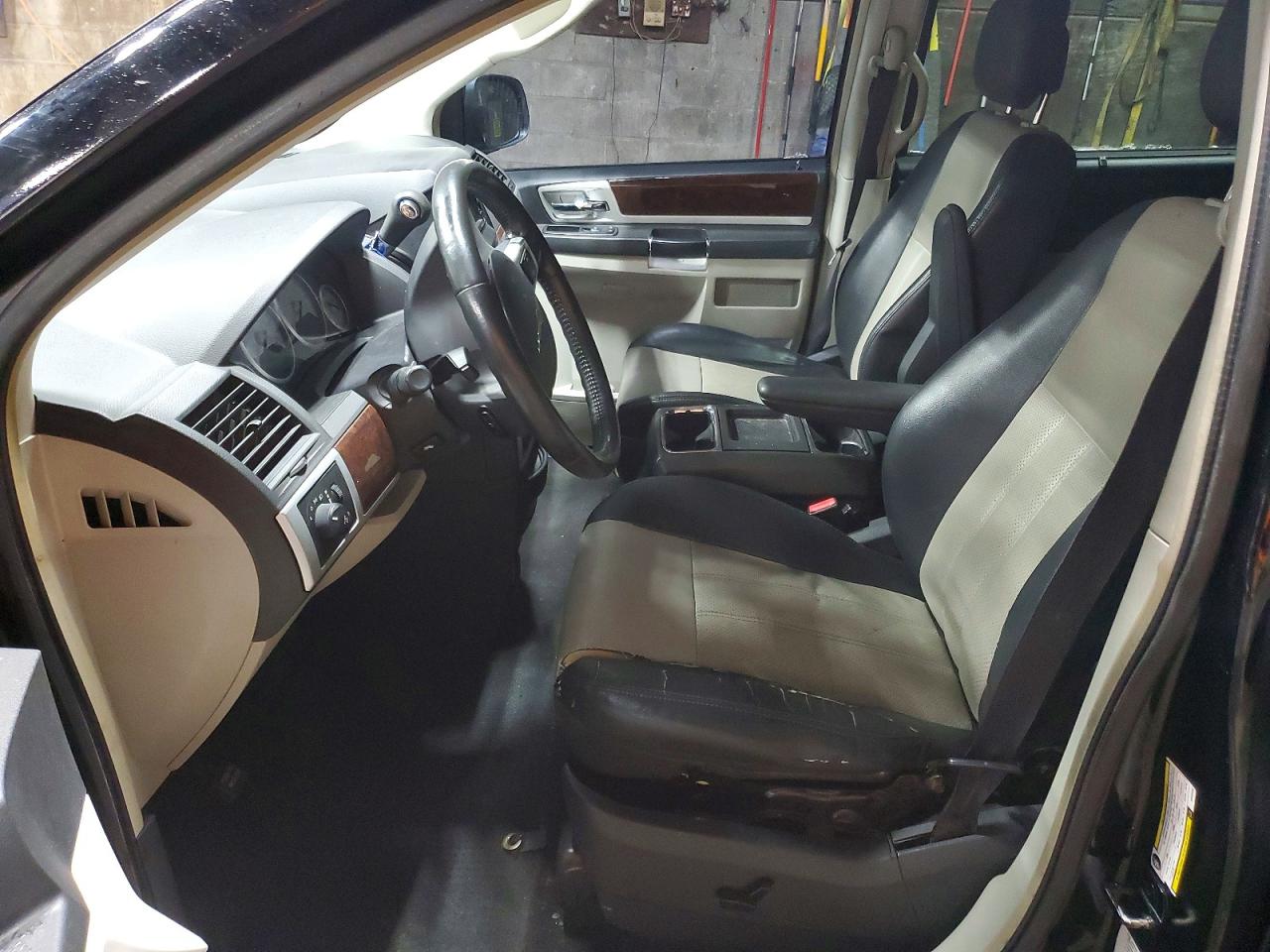 2010 CHRYSLER TOWN & COUNTRY TOURING PLUS photo 13