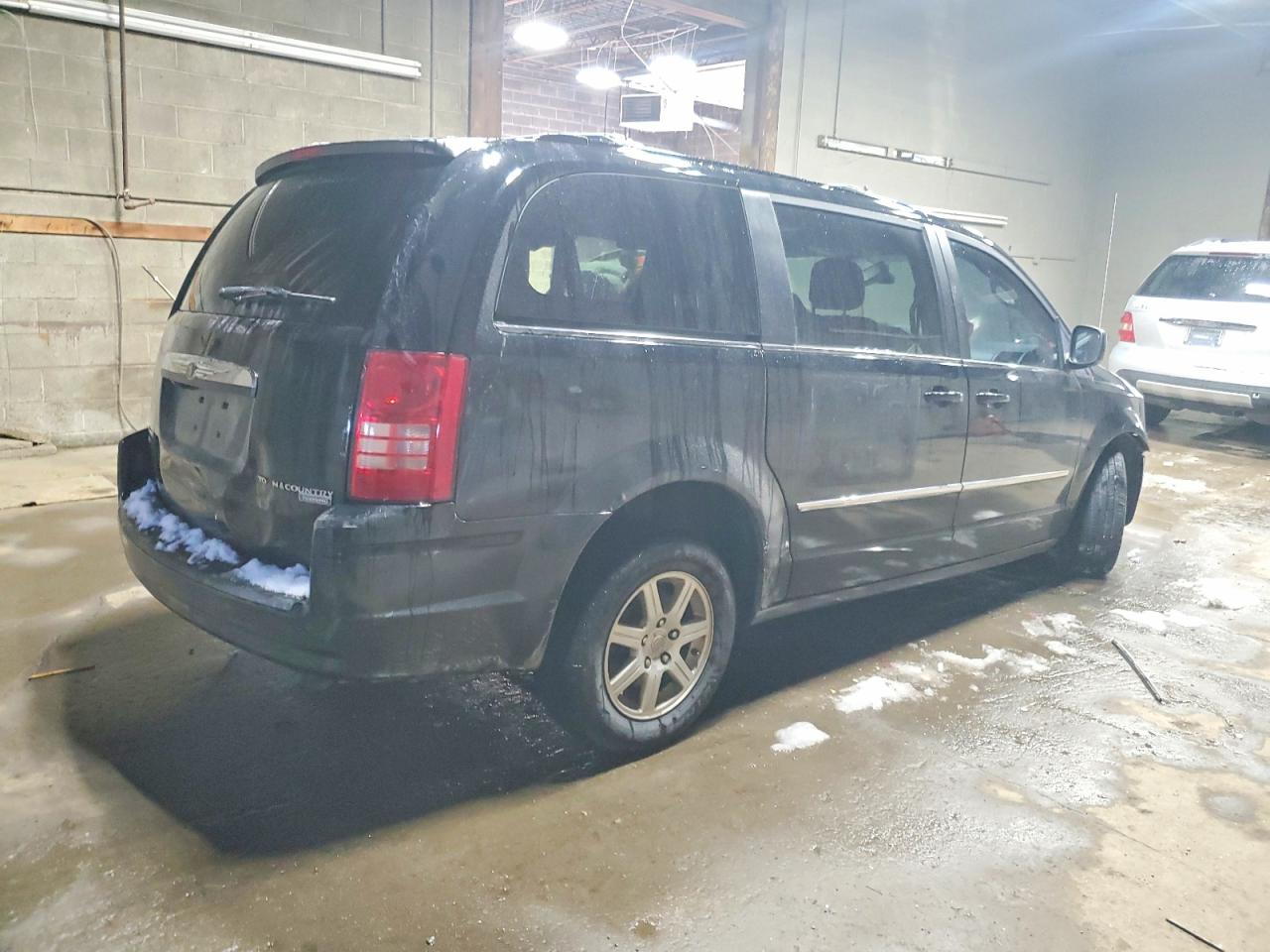 2010 CHRYSLER TOWN & COUNTRY TOURING PLUS photo 5