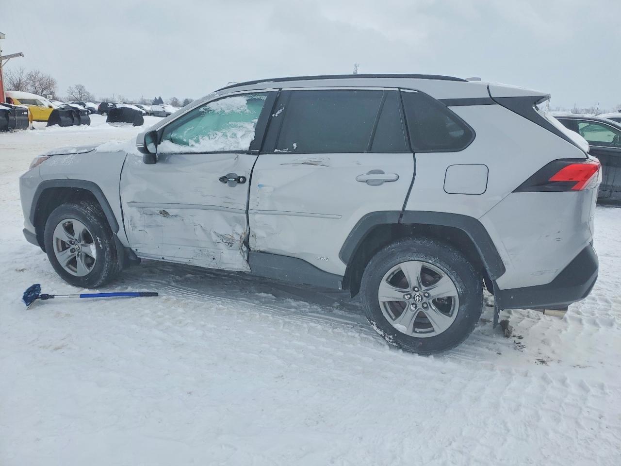2024 TOYOTA RAV4 XLE photo 2