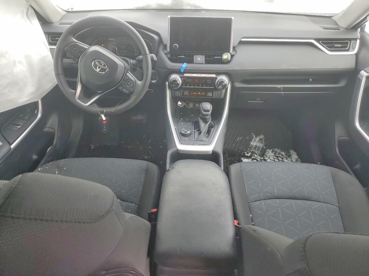 2024 TOYOTA RAV4 XLE photo 8