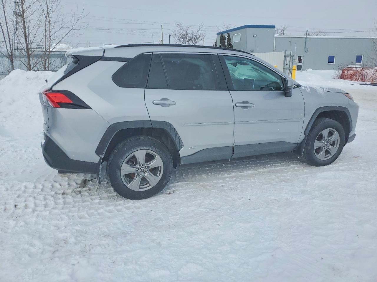 2024 TOYOTA RAV4 XLE photo 3