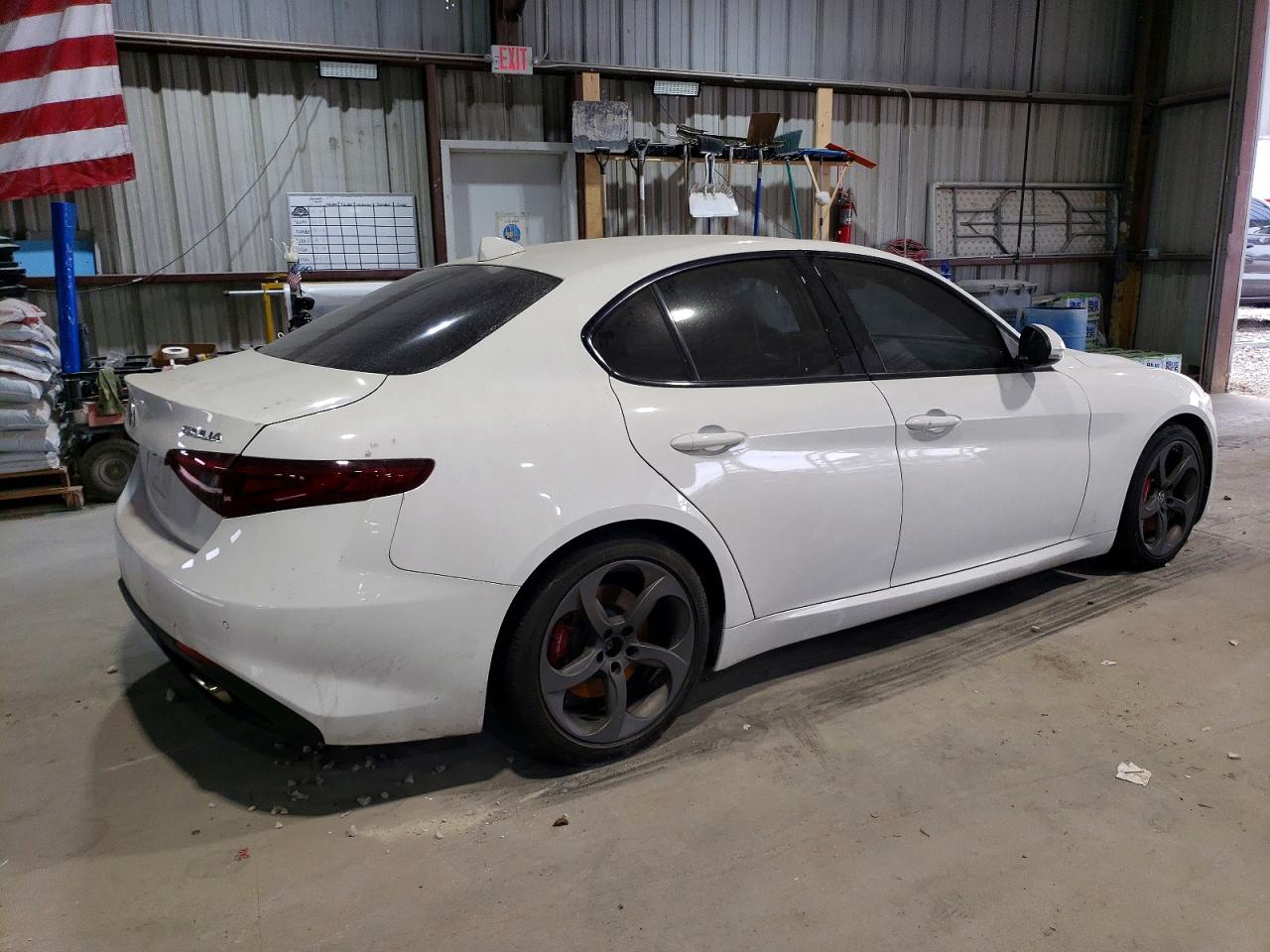 2017 ALFA ROMEO GIULIA TI photo 3