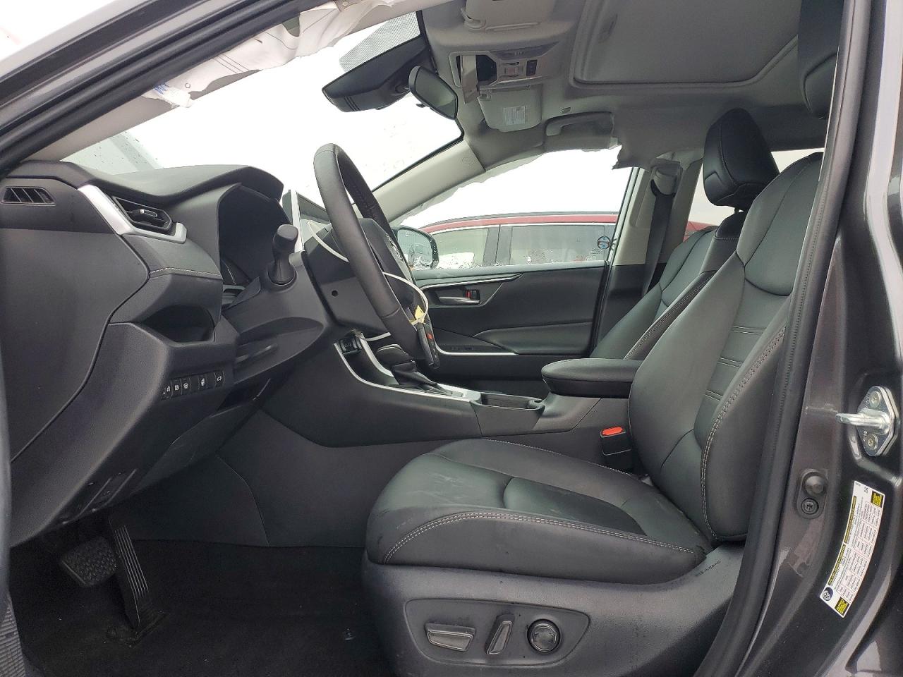 2024 TOYOTA RAV4 XLE photo 7