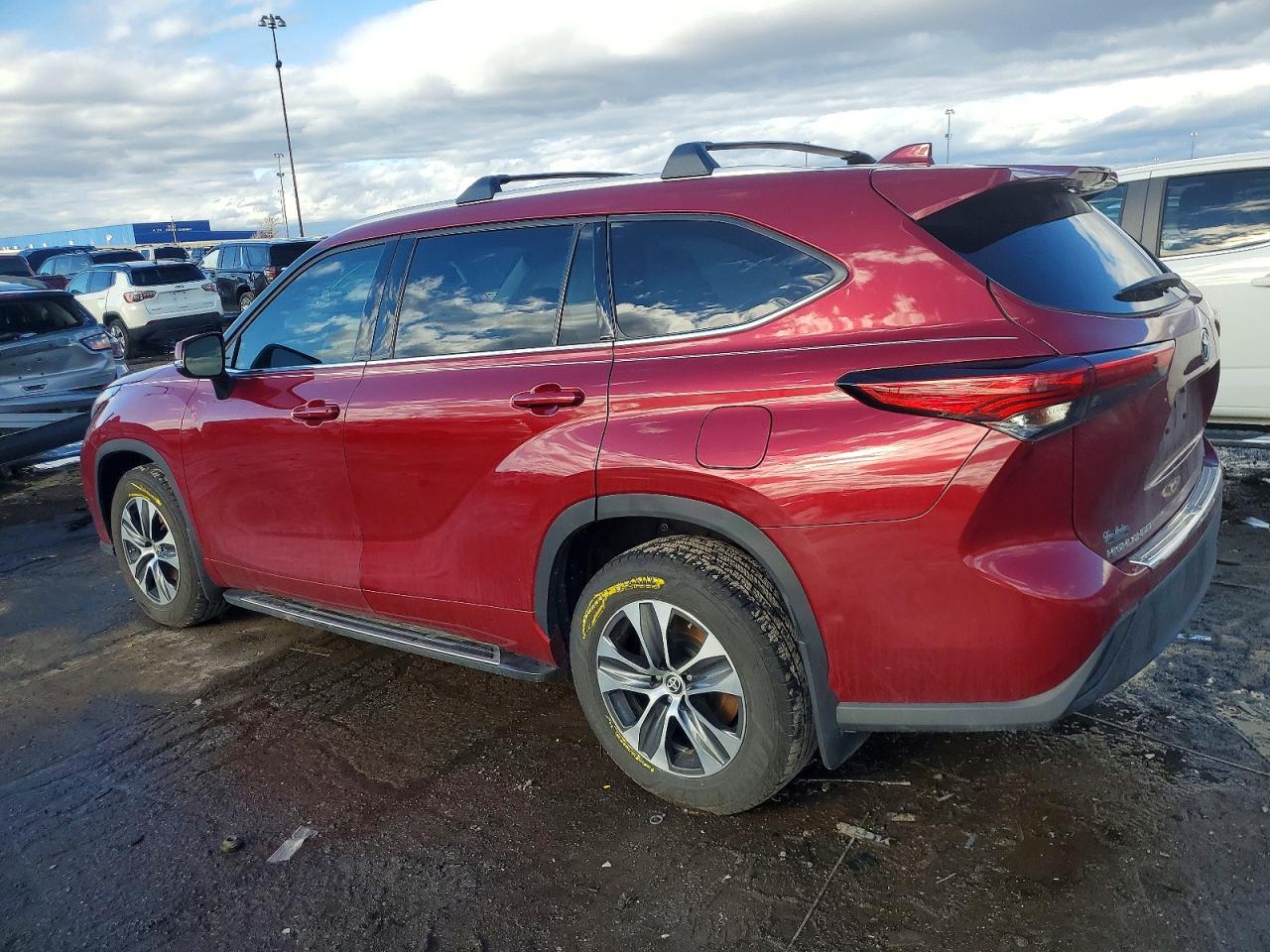 2022 TOYOTA HIGHLANDER XLE photo 2