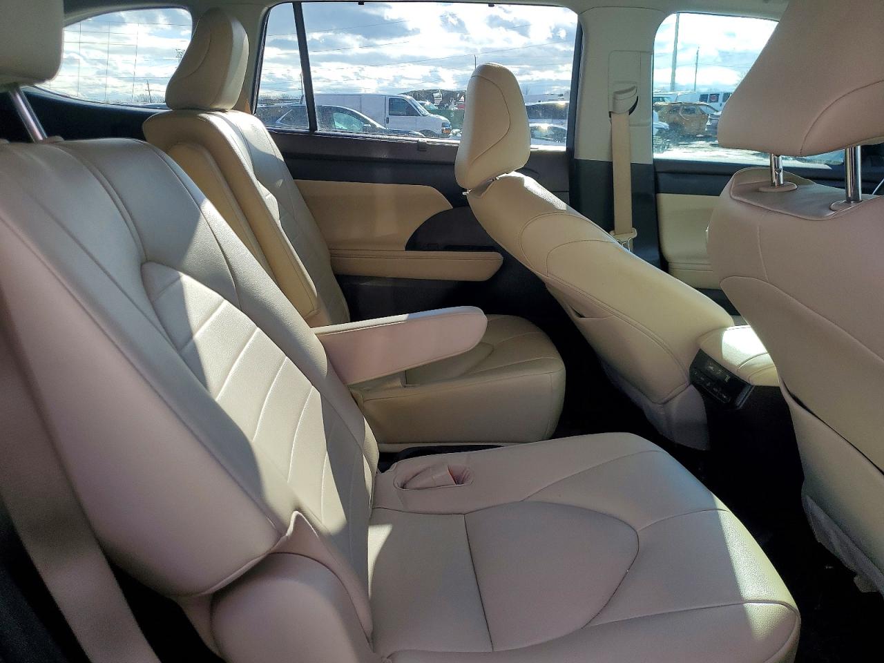 2022 TOYOTA HIGHLANDER XLE photo 11