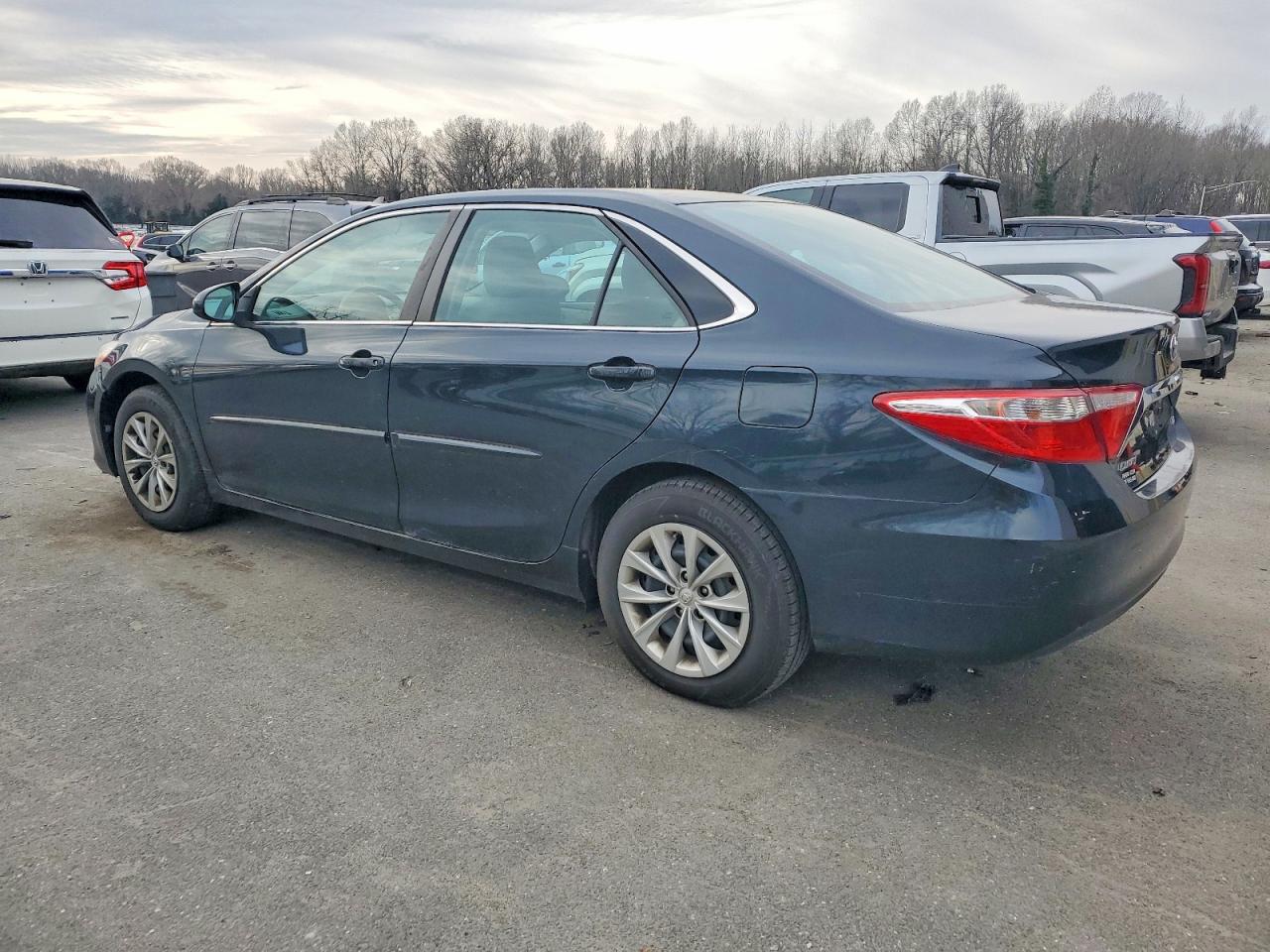 2016 TOYOTA CAMRY LE photo 2