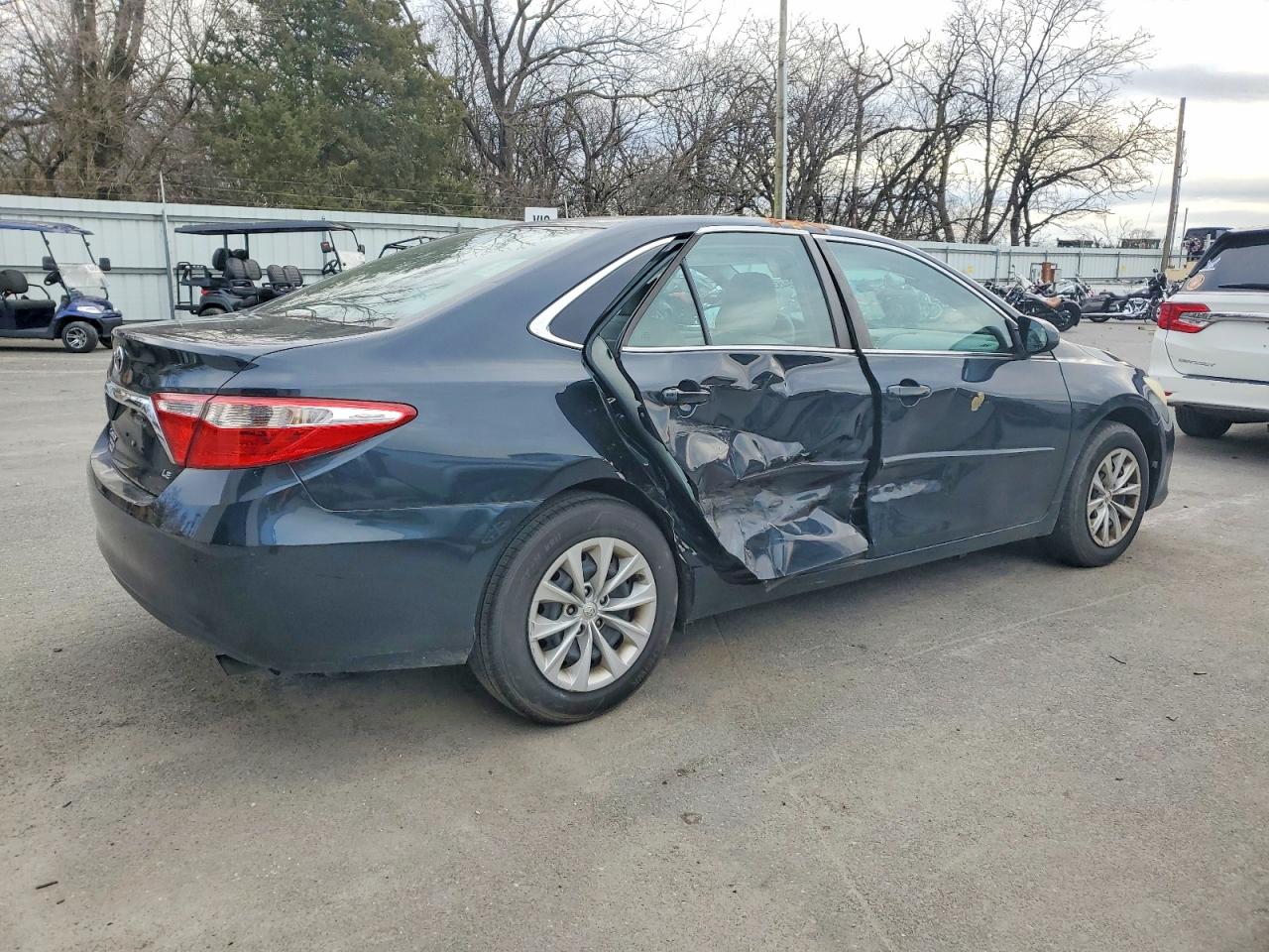 2016 TOYOTA CAMRY LE photo 3