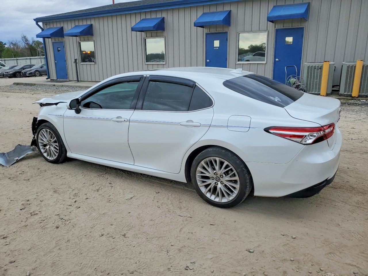 2020 TOYOTA CAMRY XLE photo 2