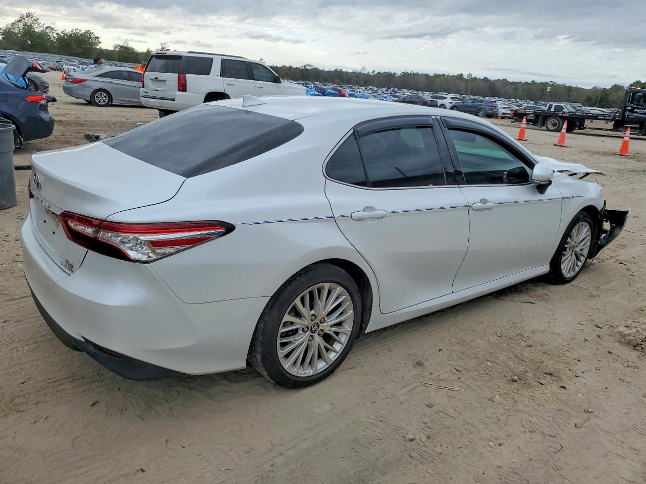 2020 TOYOTA CAMRY XLE photo 3