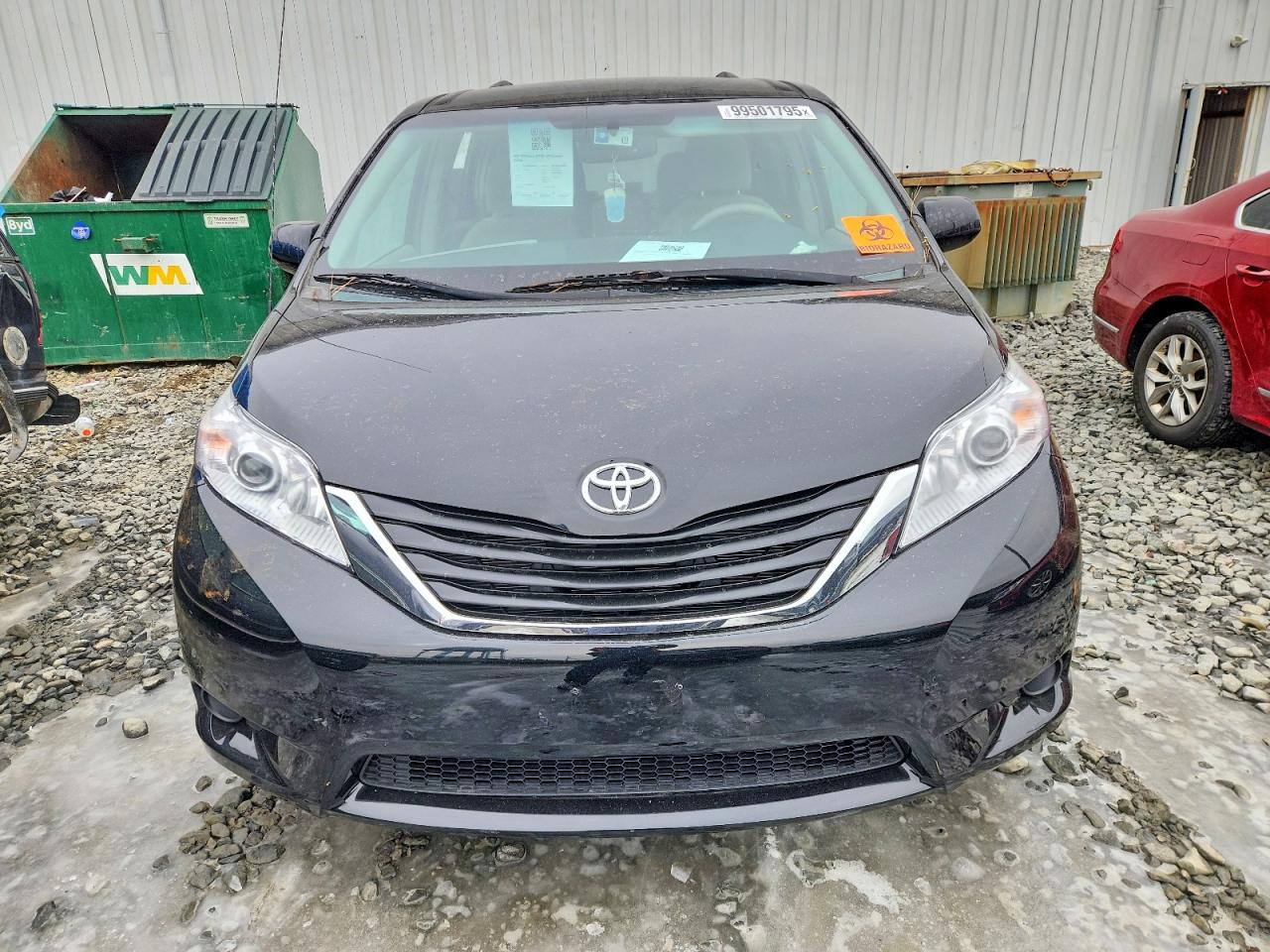 2014 TOYOTA SIENNA LE photo 5