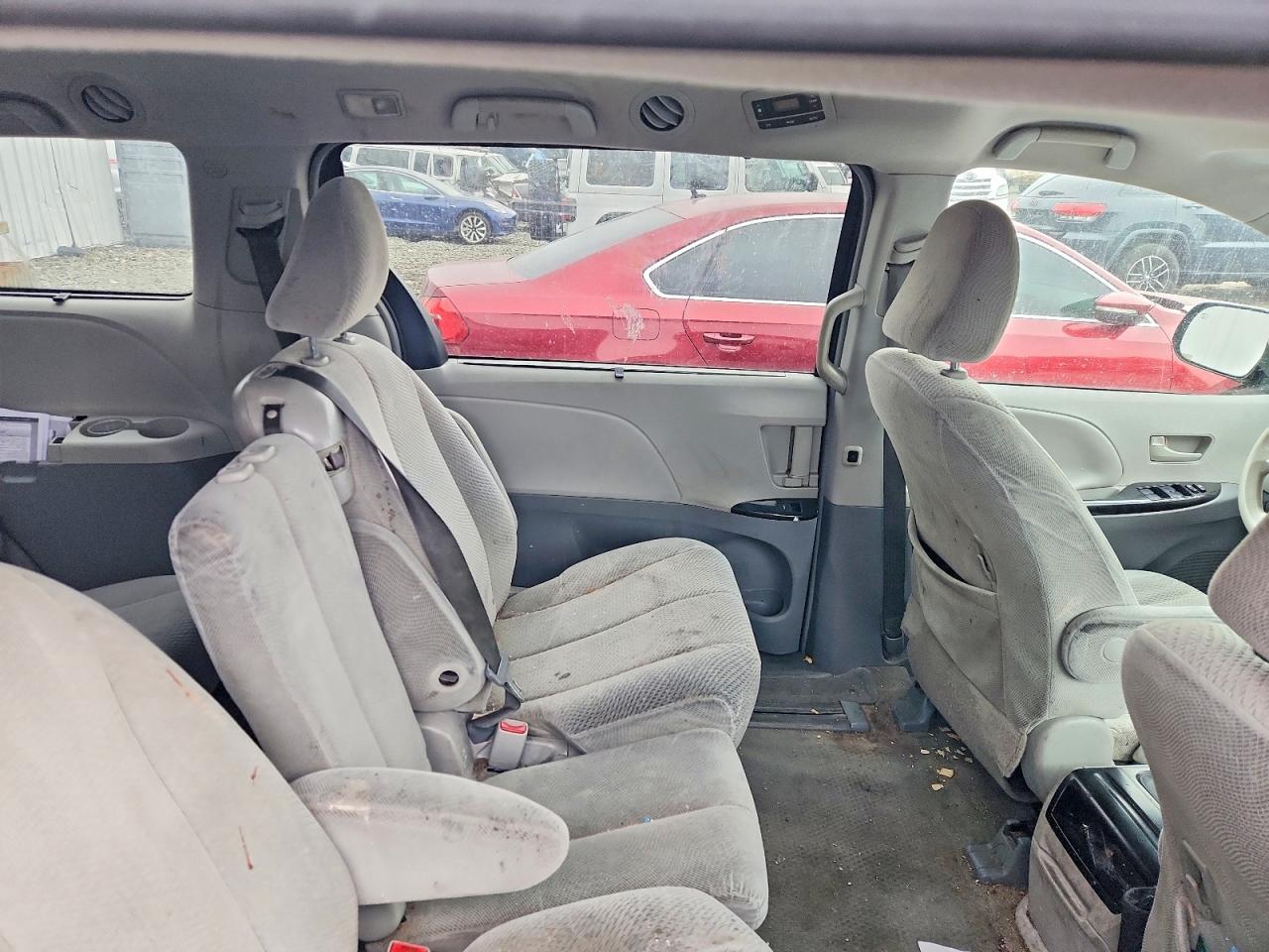 2014 TOYOTA SIENNA LE photo 11