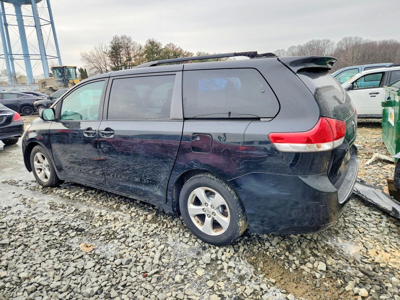 2014 TOYOTA SIENNA LE photo 2