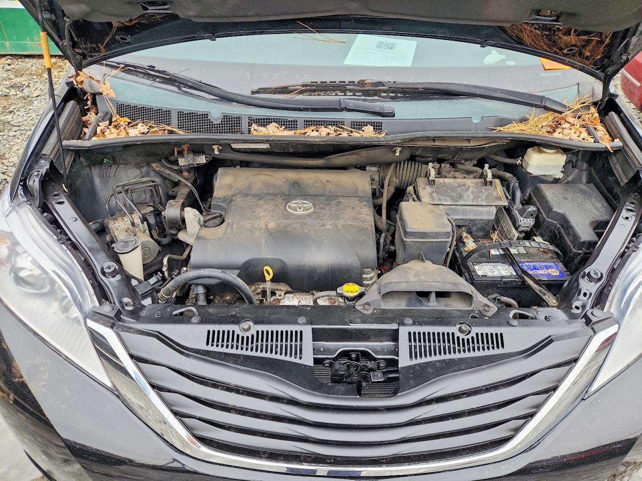 2014 TOYOTA SIENNA LE photo 12