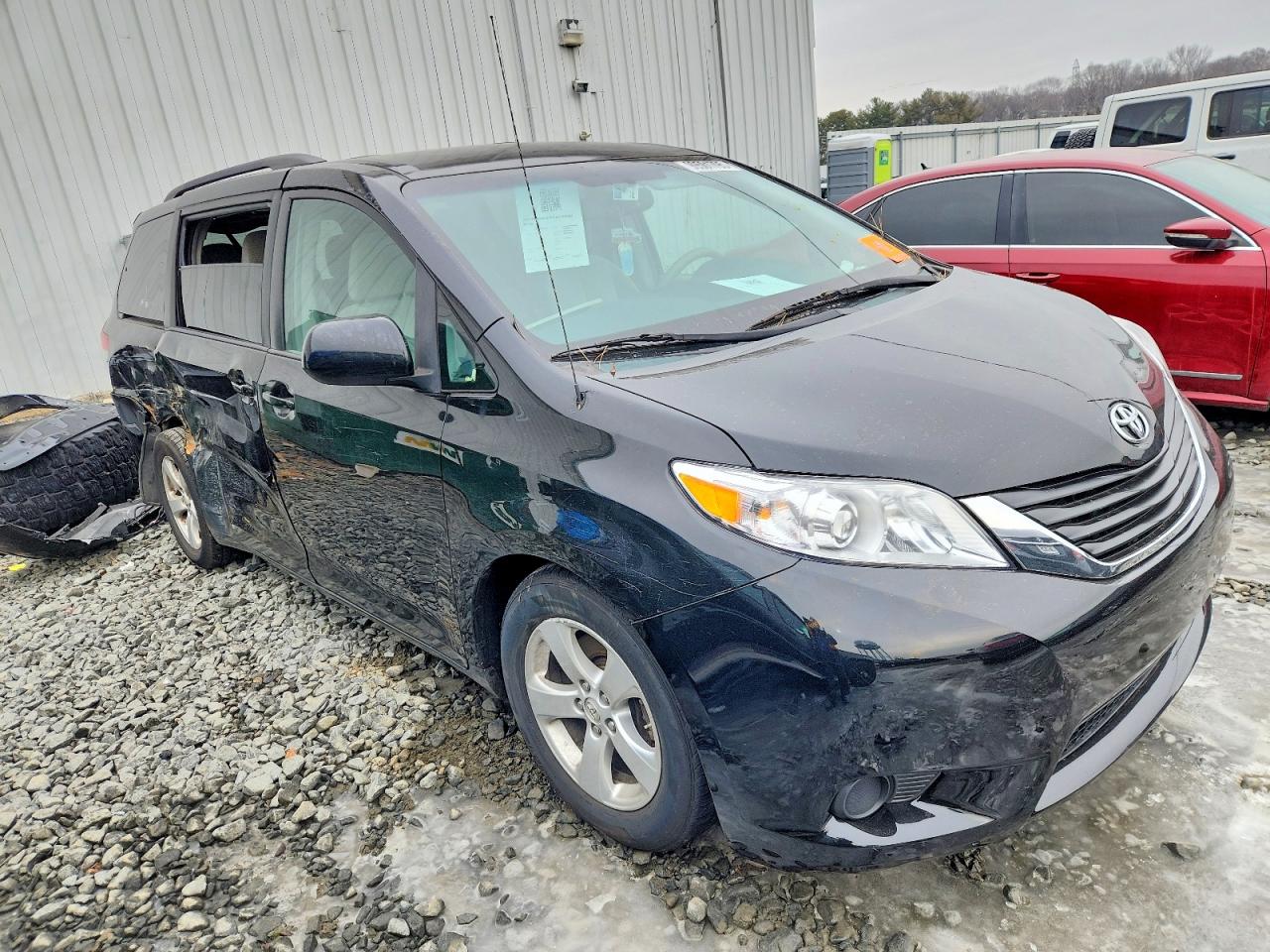 2014 TOYOTA SIENNA LE photo 4