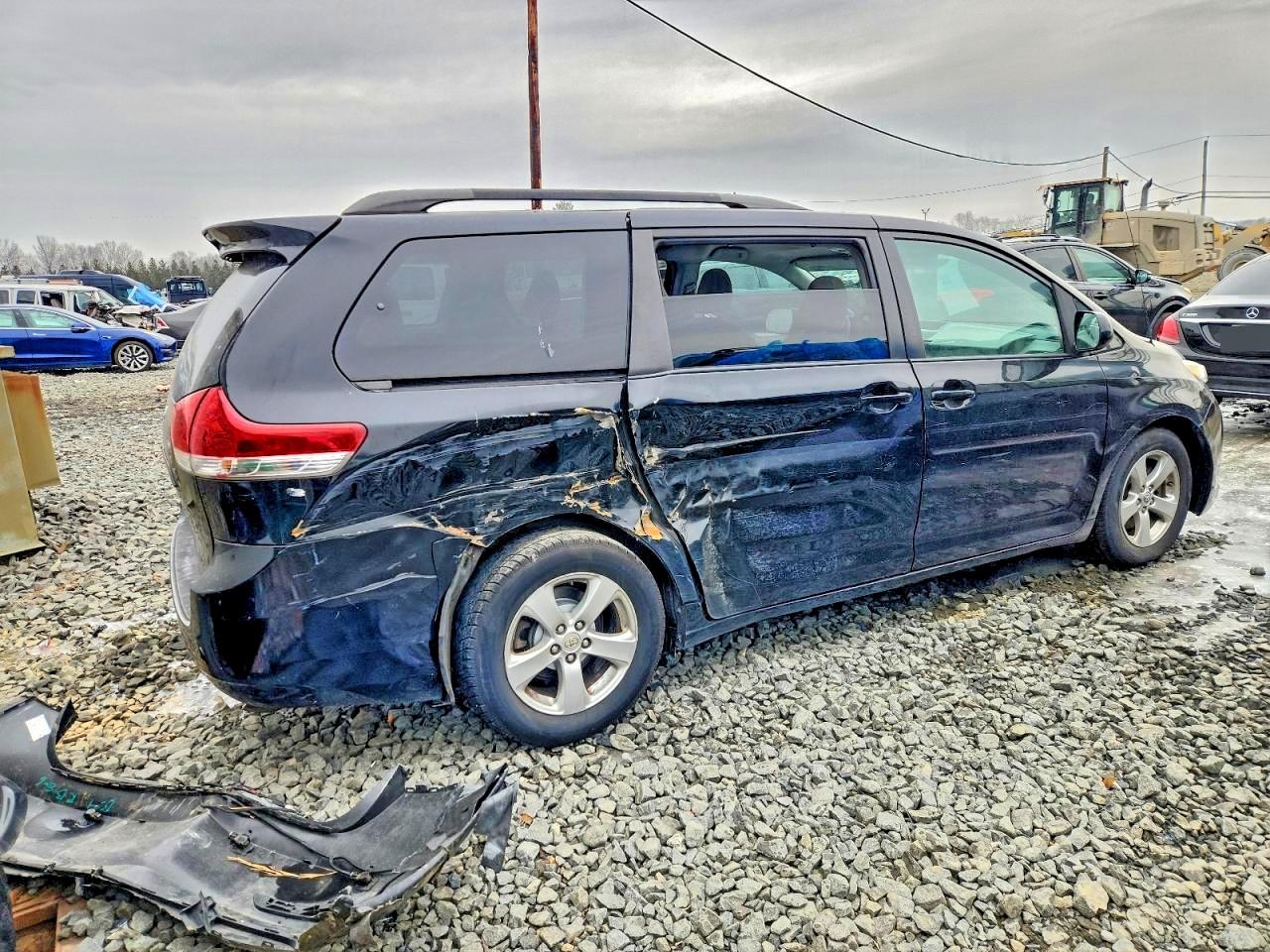 2014 TOYOTA SIENNA LE photo 3