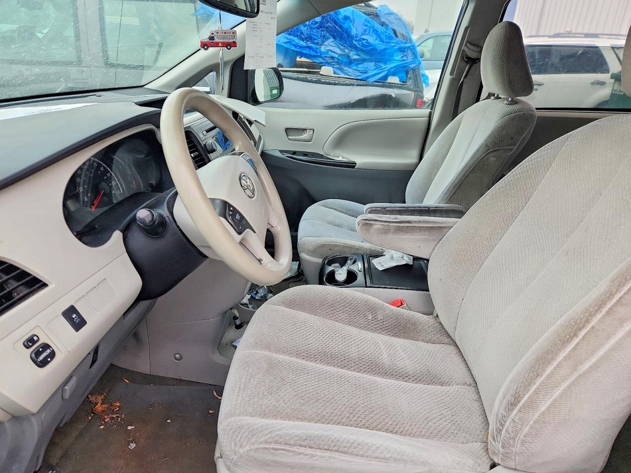 2014 TOYOTA SIENNA LE photo 7