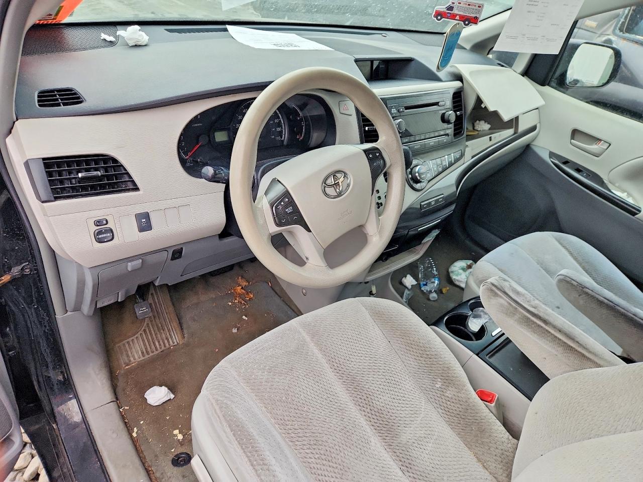 2014 TOYOTA SIENNA LE photo 8