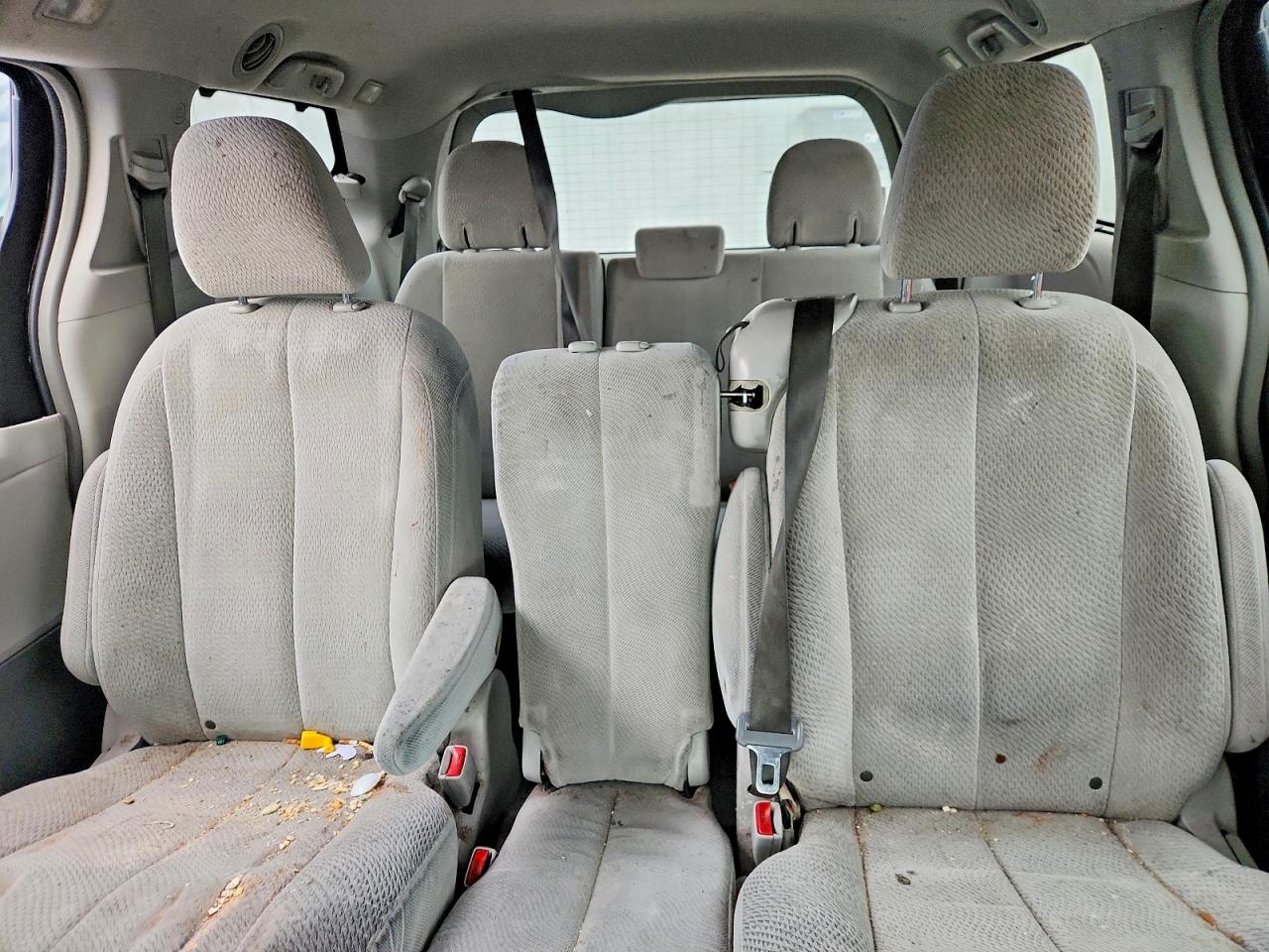 2014 TOYOTA SIENNA LE photo 10
