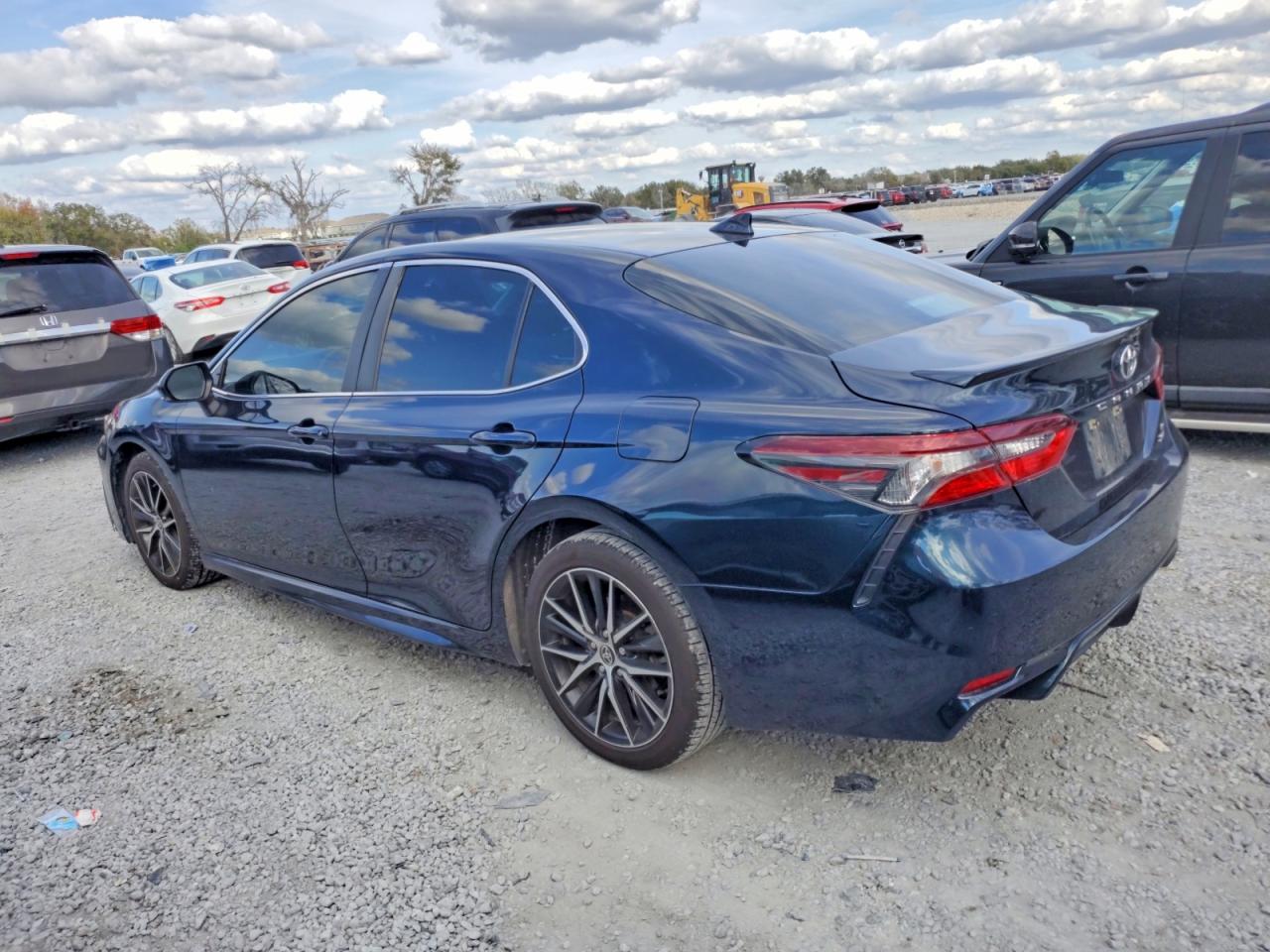 2021 TOYOTA CAMRY SE photo 3
