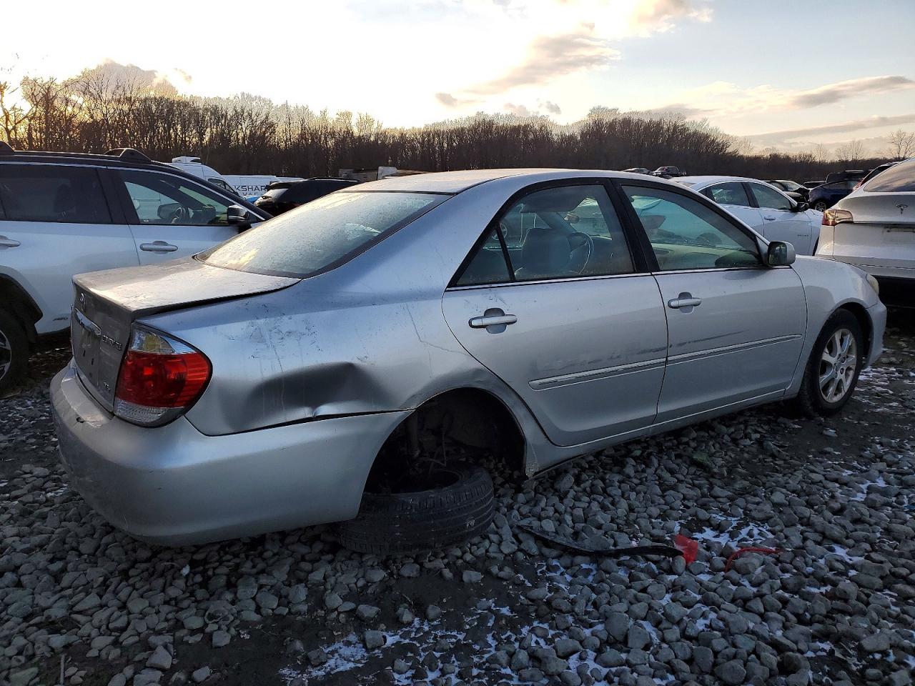 2005 TOYOTA CAMRY LE photo 3