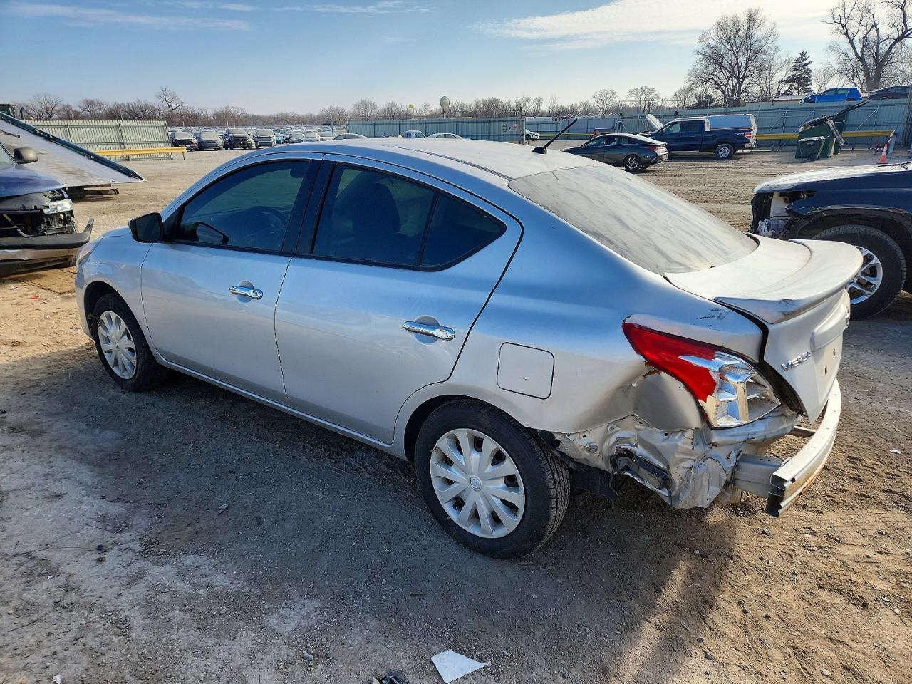 2018 NISSAN VERSA S photo 3