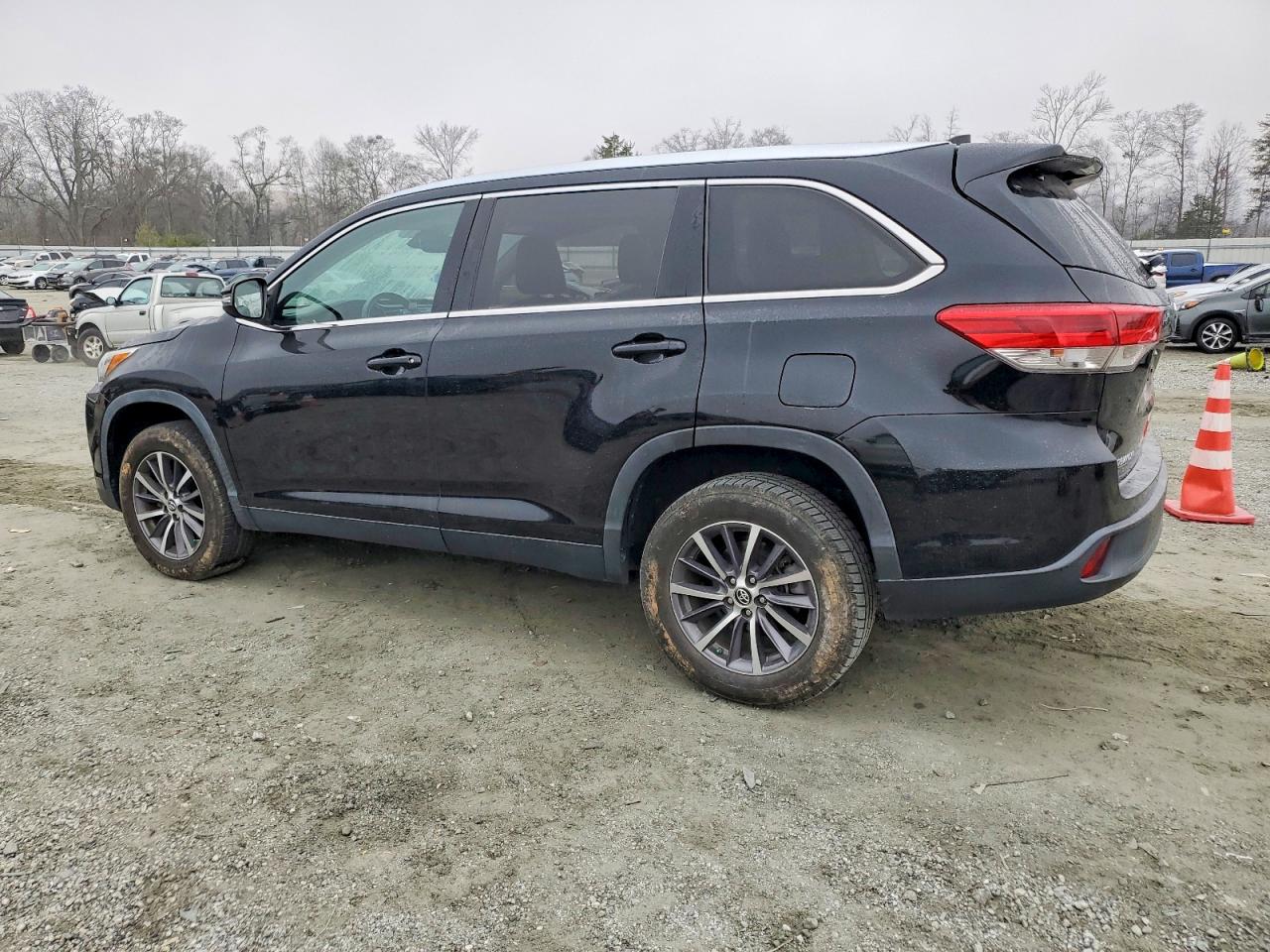 2019 TOYOTA HIGHLANDER SE photo 2