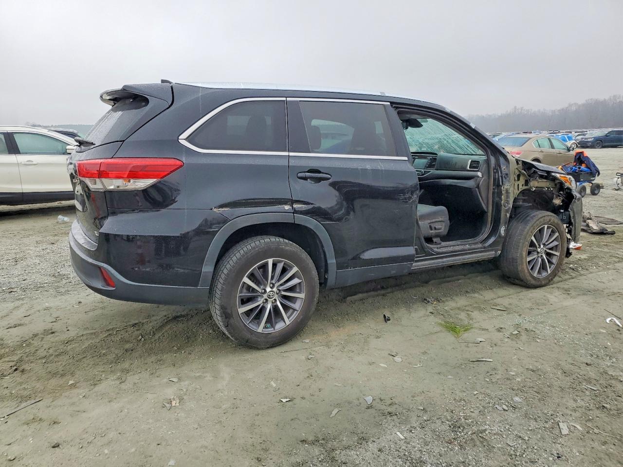 2019 TOYOTA HIGHLANDER SE photo 3