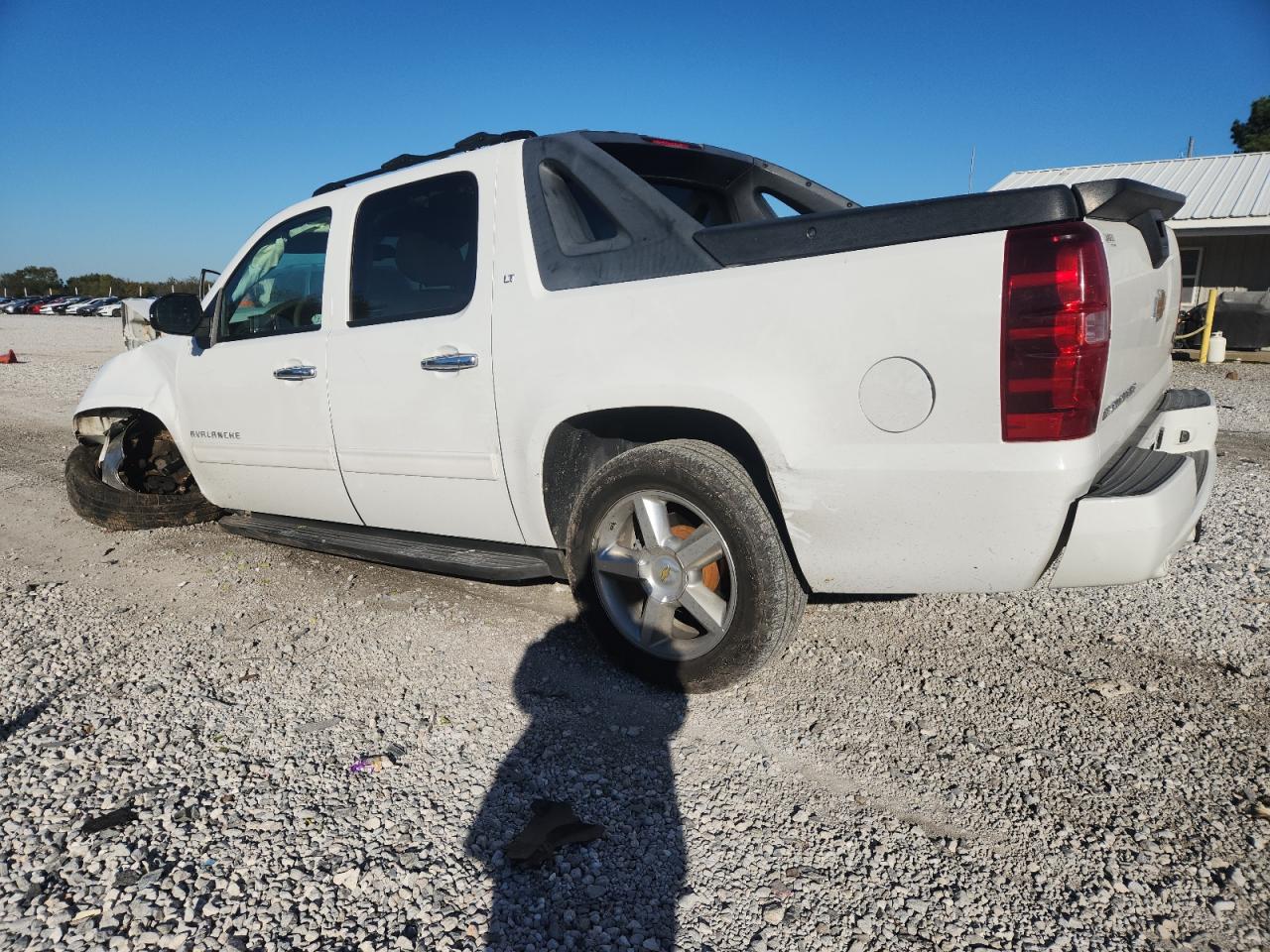 2011 CHEVROLET AVALANCHE LT photo 2