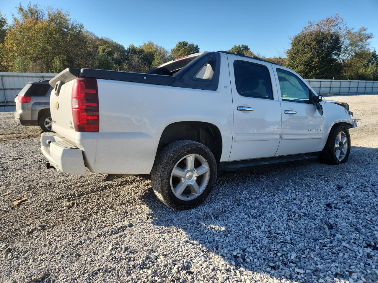 2011 CHEVROLET AVALANCHE LT photo 3