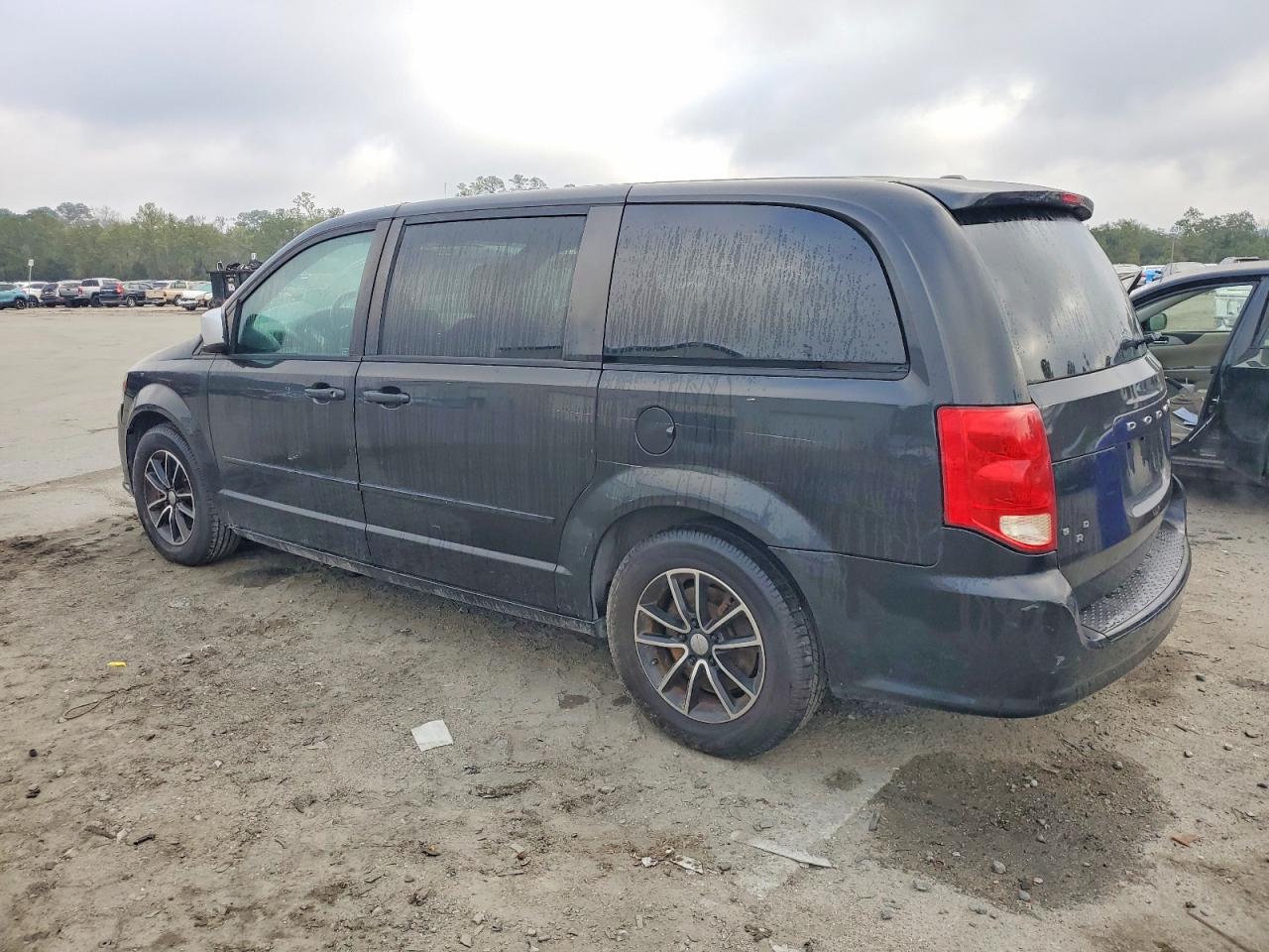 2015 DODGE GRAND CARAVAN SE photo 2