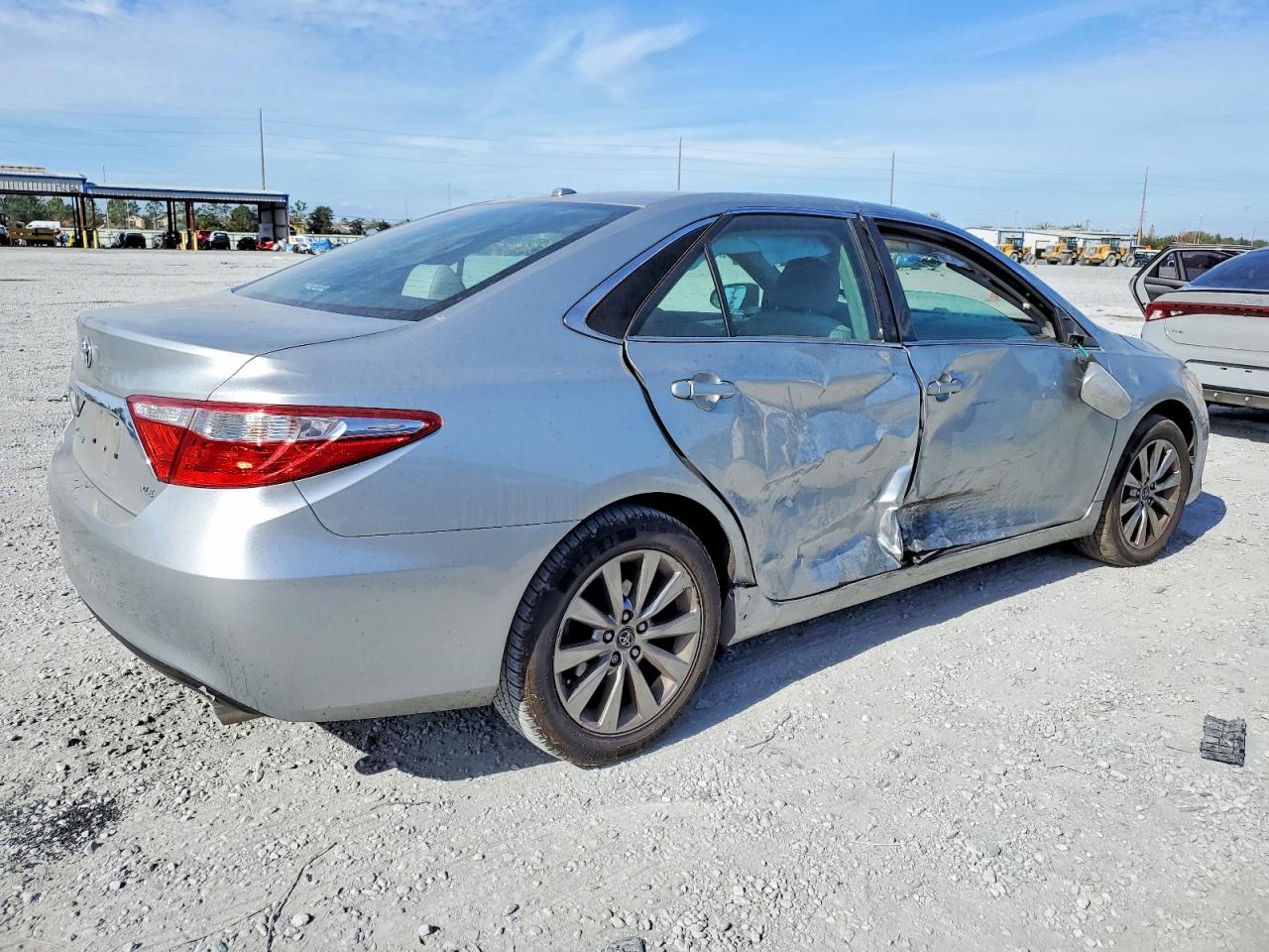 2016 TOYOTA CAMRY LE photo 3